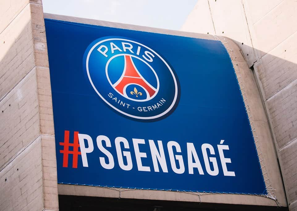 パリ・サンジェルマンFCさんのインスタグラム写真 - (パリ・サンジェルマンFCInstagram)「❤️💙 #PSGengagé . 🏟🙏 Parc des Princes pays tribute to those fighting the #COVID19 🏟️🙏 Le Parc des Princes rend hommage aux personnes mobilisées face à la crise du #COVID19 . 🏥 APHP 𝙏𝙊𝙐𝙎 𝙐𝙉𝙄𝙎 . 🏡 #StayAtHome #RestezChezVous . #ICICESTPARIS #AllezParis #PSG #ParisSaintGermain #Paris #Football」4月10日 18時27分 - psg