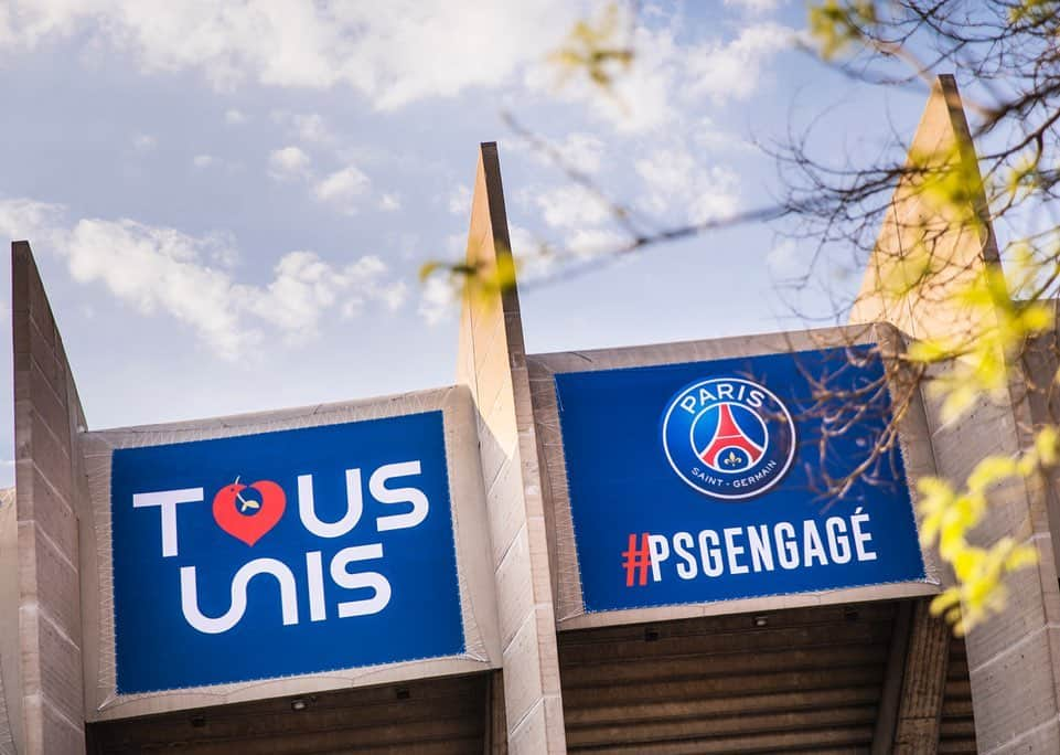 パリ・サンジェルマンFCさんのインスタグラム写真 - (パリ・サンジェルマンFCInstagram)「❤️💙 #PSGengagé . 🏟🙏 Parc des Princes pays tribute to those fighting the #COVID19 🏟️🙏 Le Parc des Princes rend hommage aux personnes mobilisées face à la crise du #COVID19 . 🏥 APHP 𝙏𝙊𝙐𝙎 𝙐𝙉𝙄𝙎 . 🏡 #StayAtHome #RestezChezVous . #ICICESTPARIS #AllezParis #PSG #ParisSaintGermain #Paris #Football」4月10日 18時27分 - psg