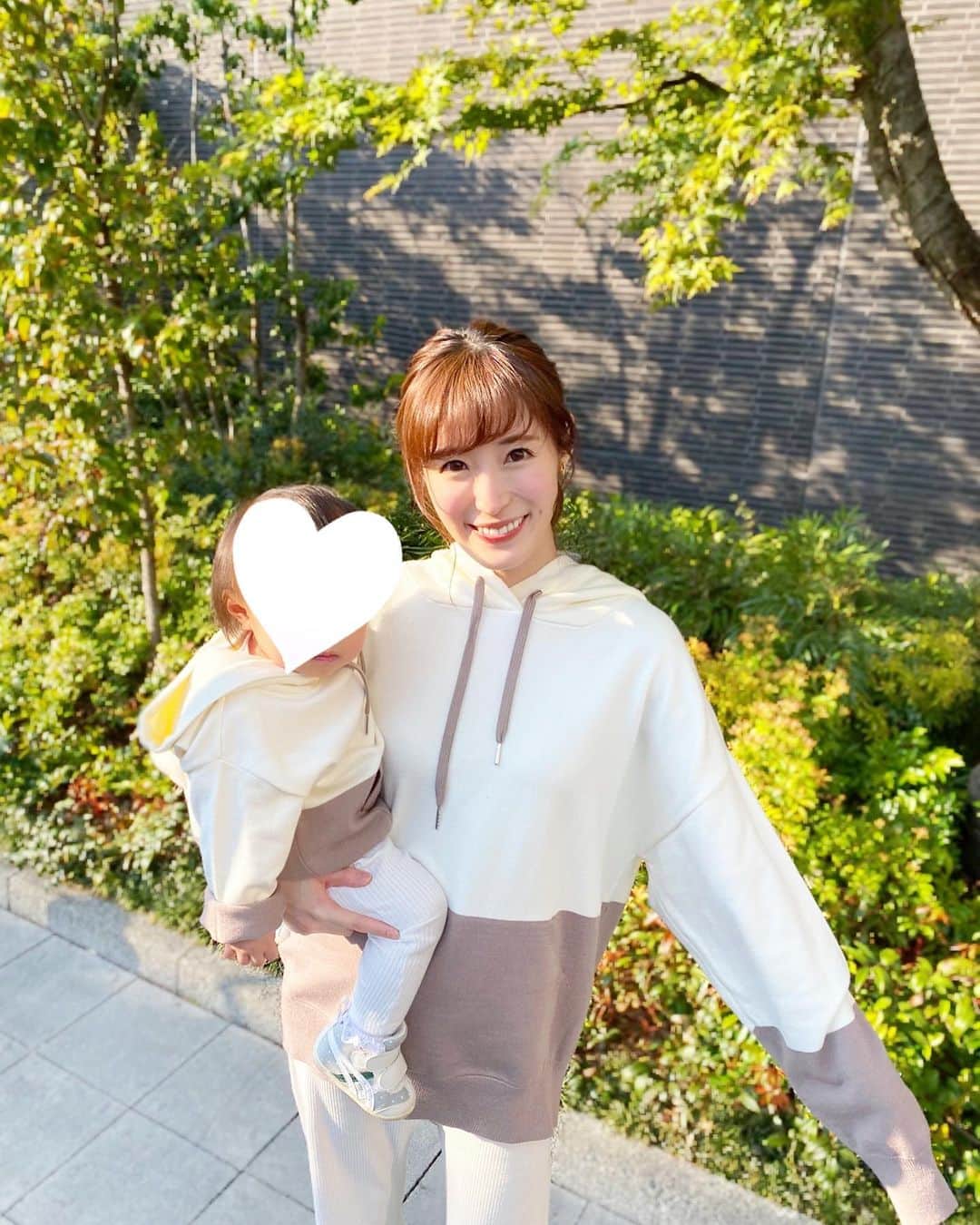 小林真由のインスタグラム：「⋆ ⋆ 1週間ぶりの外出🌿✨﻿ ﻿ スーパーだけなのに大袈裟だなぁと思いながら﻿ かなりわくわくしてる私がいました🙈💪🏻﻿ 前夜は溜まった買い物リストを﻿ イメトレしながら就寝💤笑﻿ ﻿ ﻿ やっと着られたお揃いのパーカー😌﻿ 糸からこだわって縫われているそうで﻿﻿ ふわっふわの着心地でした💓﻿ とっても柔らかくて子供にも安心な素材♡﻿ 娘のは少し大きいので来年も一緒に着たいな。﻿ @racine.store﻿ ﻿ ﻿ さっ、来週の買い出しを楽しみに過ごそうと思います😆笑﻿ ﻿ #racinestore #ラシーヌ #ふんわりモカパーカー #パーカー #パーカーコーデ #ニットパーカー #ママコーデ #親子コーデ #おそろいコーデ #ファッション #コーデ #ママライフ #女の子ママ #1歳 #ベビー」