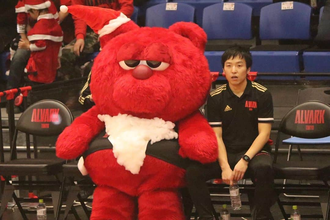 ザック・バランスキーさんのインスタグラム写真 - (ザック・バランスキーInstagram)「🐻❤️ #Bリーグマスコット #ルーク #アルバルク東京 #うちのルーク2人 #どっちがマスコット？ #双子？ #森ルーク」4月10日 18時45分 - zackab10