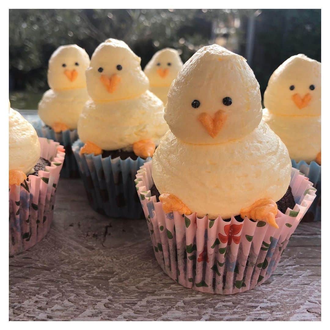 Olivia Burtonさんのインスタグラム写真 - (Olivia BurtonInstagram)「Bon appe-tweet! 🐣 Who else is busy with Easter baking this weekend? 🐰✨ #EasterTreats #StayHome #Cupcakes」4月10日 18時57分 - oliviaburtonlondon