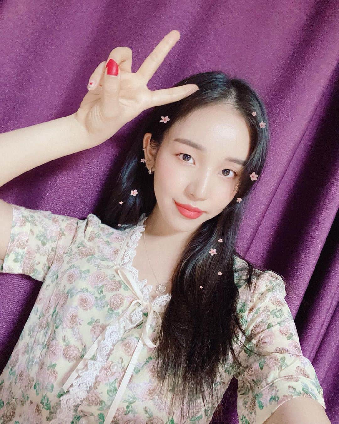 ペク・アヨンのインスタグラム：「봄이 좋냐 들으면서 봄을 보내쟈~~🌸💜」
