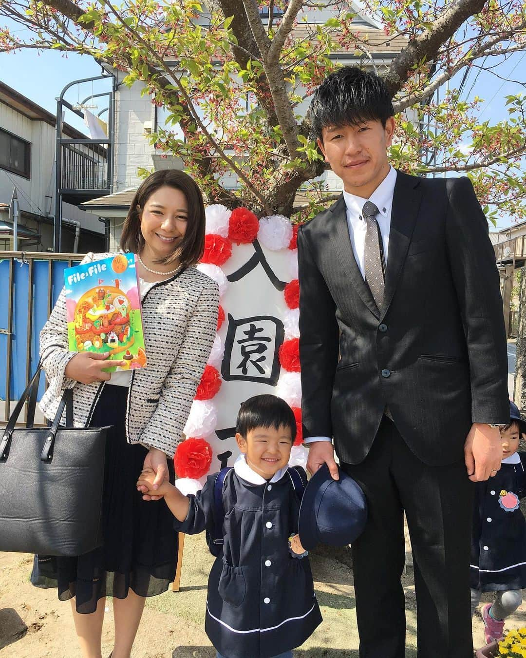 福田健人さんのインスタグラム写真 - (福田健人Instagram)「無事に入園式が出来ました🌸☺️ Entrance ceremony of kindergarten✨  #入園式 #幼稚園 #家族写真 #コロナの影響で10分のみ #20200410」4月10日 10時29分 - kento_fukuda_5