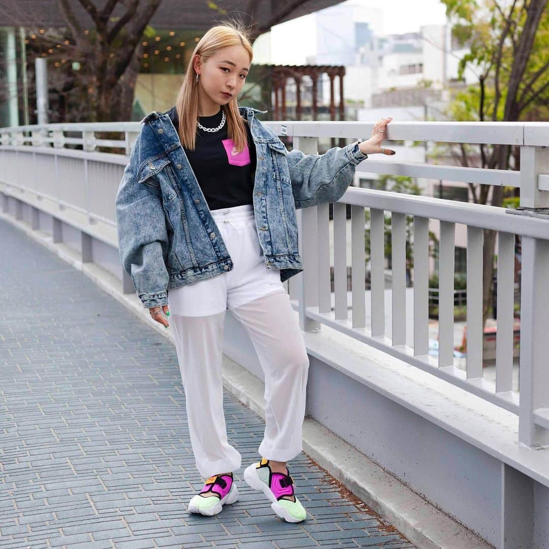 アトモスガールズ/atmos girlsさんのインスタグラム写真 - (アトモスガールズ/atmos girlsInstagram)「. 4/13(MON)よりNIKE WMNS AIR RIFTが2色展開で登場。 1995年に登場したエアリフトは、つま先が分かれたランニングシューズという斬新なコンセプトで、瞬く間に世界的な注目を集める存在となりました。 本作はデザインもアップデートし、下駄をイメージした特徴的なミッドソールとアクアギアのシリーズにヒントを得た素材のディテールを使用し、オリジナルバージョンを遊び心あふれる姿に仕上げています。 . #atmos#atmospink#nike#airrift #アトモス#アトモスピンク#ナイキ#エアリフト」4月10日 10時29分 - atmos_pink_official