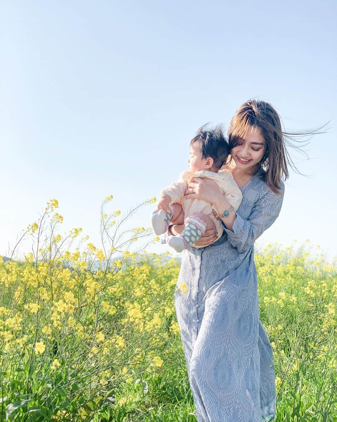 橘リンさんのインスタグラム写真 - (橘リンInstagram)「菜の花が綺麗だった🌼 紗来さんかなりご機嫌❤︎ ※今日の写真ではありません🗣 . . はやくお出かけしたいなぁ🌸 . . @titivatejp の #コードレースヴィンテージワンピース  羽織としてもワンピースとしてもドレスとしても着れる優秀な1着💪 . . #おでかけ #おでかけコーデ #菜の花 #菜の花畑 #titivate #ティティベイト #titivatestyle #今日のコーデ #コーデ #プチプラコーデ #ママコーデ #ママ #女の子ママ #新米ママ #親子 #親子コーデ #7ヶ月 #7ヶ月baby #生後7ヶ月 #令和ベビー #女の子ベビー #ハーフベビー #ママリ #赤ちゃんのいる生活 #赤ちゃん #7months #7monthsbaby #baby #babygirl」4月10日 10時39分 - rincharon