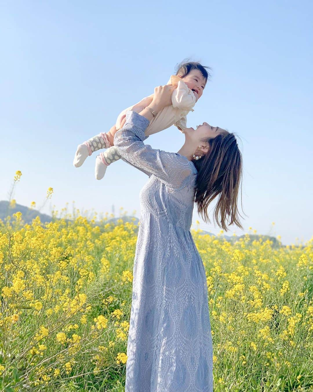 橘リンさんのインスタグラム写真 - (橘リンInstagram)「菜の花が綺麗だった🌼 紗来さんかなりご機嫌❤︎ ※今日の写真ではありません🗣 . . はやくお出かけしたいなぁ🌸 . . @titivatejp の #コードレースヴィンテージワンピース  羽織としてもワンピースとしてもドレスとしても着れる優秀な1着💪 . . #おでかけ #おでかけコーデ #菜の花 #菜の花畑 #titivate #ティティベイト #titivatestyle #今日のコーデ #コーデ #プチプラコーデ #ママコーデ #ママ #女の子ママ #新米ママ #親子 #親子コーデ #7ヶ月 #7ヶ月baby #生後7ヶ月 #令和ベビー #女の子ベビー #ハーフベビー #ママリ #赤ちゃんのいる生活 #赤ちゃん #7months #7monthsbaby #baby #babygirl」4月10日 10時39分 - rincharon