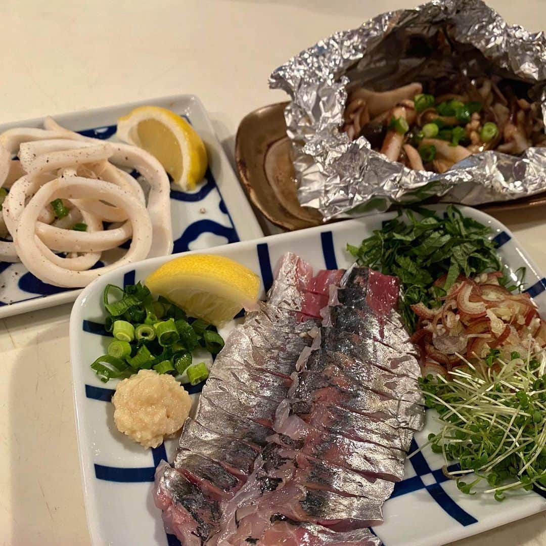 小鳥遊しほのインスタグラム：「暇すぎて自炊のレベルが斜め上に上がっていく笑。昨日は丸ごとのアジとイカ買ってきて捌いてお刺身と、きのことイカの肝焼きと、イカの塩レモン焼きを作って家飲み。全部で600円。お店と比べたら激安。  普段は肉料理とか切り身を焼くだけとかだから私としては珍しいのです。  魚捌くの初心者なので出来栄えは大目に見てちょ。  普通のスーパーのアジとイカだったけどめちゃくちゃおいしかった！！！！ やっぱ調理済みで売ってるものより捌いたほうが断然うまい。  薬味とか好きに用意できるのもたのしい。大葉・茗荷・スプラウト・ネギ・レモン・生姜。さいこう。  最後の動画はただの天使。 @oudon_and_osoba  天使のおかげで日々潤ってます。フォローよろぴこ。  #おうち時間 #おうちごはん #海鮮 #料理 #暇つぶし #宅飲み #うどんとおそば」