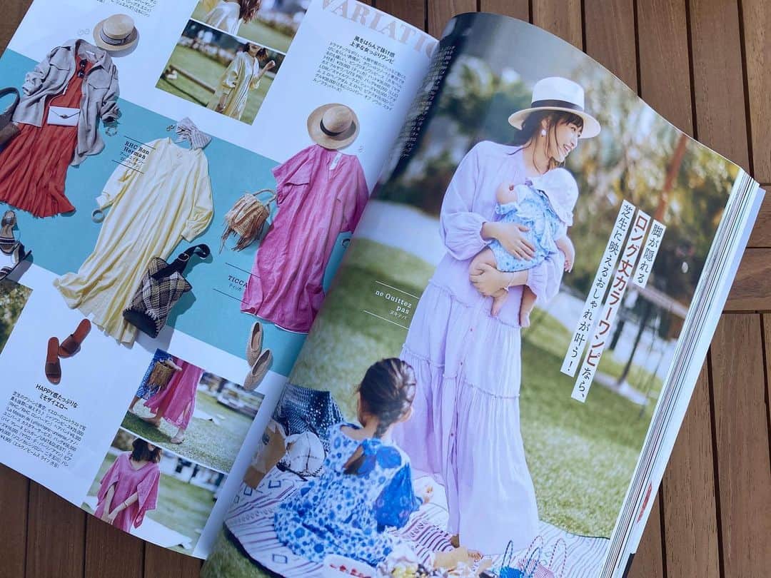 近藤千尋のインスタグラム：「@veryweb.jp  発売中です😍 今回は娘2人も登場👧👶笑 まったり #おうち時間  のお供にぜひ✨📕 私は雑誌をAmazonで買いました💖笑 #VERY #おうちじかん」