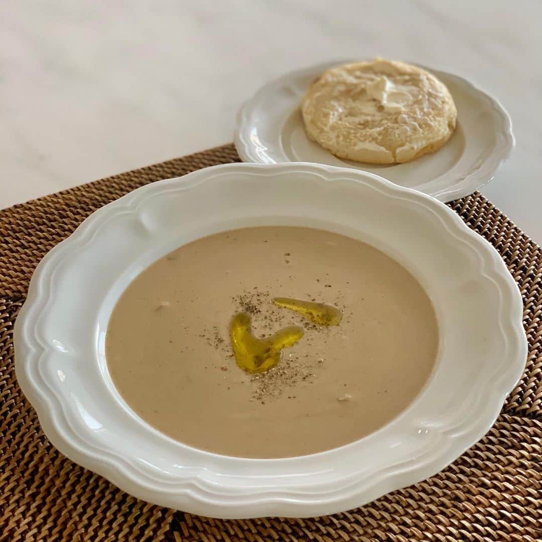 ジェームズ・ワンのインスタグラム：「In today’s episode of COOKING WITH WHATEVER CRAP LEFT IN THE KITCHEN, is my first attempt at mushroom cream soup. I don’t measure my ingredients, I usually just wing it— luckily, this one turned out great.  Doesn’t need a lot (most stuff you already have in the kitchen). Mushrooms Onions Garlic Salt n pepper Herb Water Milk (I used Almond milk) Butter Cream cheese (I don’t have normal cream, so I improvised). I don’t have a food processor, so I used my nutribullet to blend it all. Then drizzled with olive oil.」