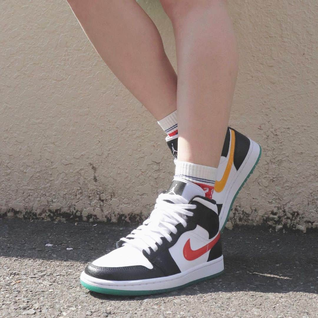 アトモスガールズ/atmos girlsさんのインスタグラム写真 - (アトモスガールズ/atmos girlsInstagram)「. NIKE WMNS AIR JORDAN 1 MIDからニューデザインが登場！！ ホワイト×ブラックの配色で、内側のスウッシュにイエロー、外側のスウッシュにレッドを配色したインパクトあるカラーモデルとなっております。 4/16(THU)によりatmos pinkオンラインにて販売いたします。 . #nike#atmos#atmospink#airjordan1 #アトモス#アトモスピンク #ナイキ#エアジョーダン」4月10日 10時59分 - atmos_pink_official