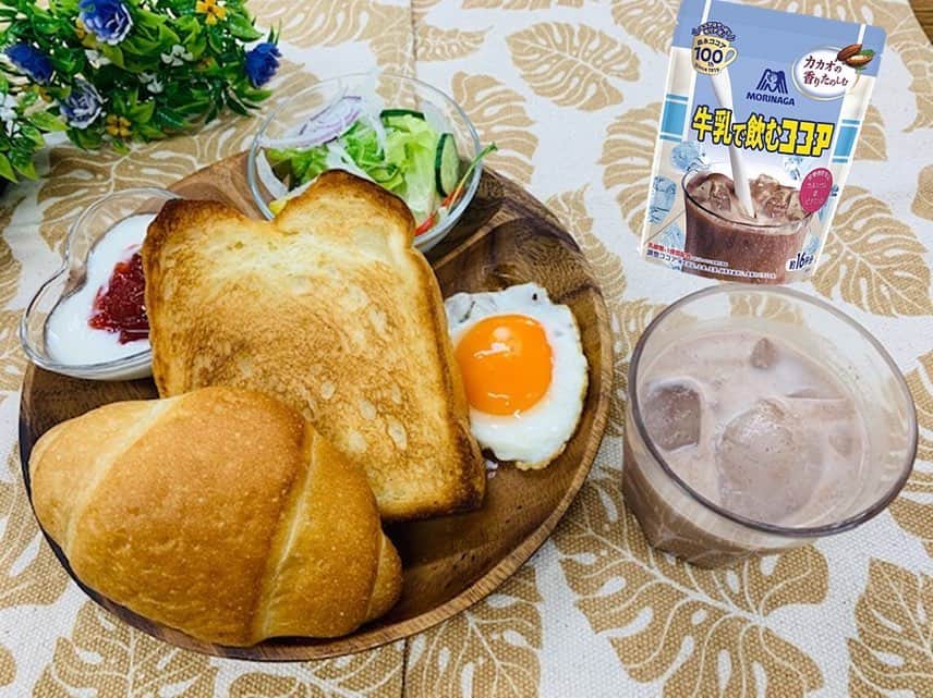 森永製菓　関西公式のインスタグラム：「ドタバタの新生活が始まって、朝食を抜いたりしてへんかな？ わいはカリカリに焼いたトーストと #牛乳で飲むココア の組みあわせがたまらなく好きやねん。  牛乳で飲むココアは冷たい牛乳でも溶けやすいから、暖かくなってきたこの時期にピッタリなココアやねん！パンをココアに浸して食べるのもええな～  ほんで、毎月12日はパンの日！今月12日は日曜日やけど、いつもより少し早起きして美味しいパンと牛乳で飲むココアでゆっくり過ごしてみてな！  #関西Mくん #森永製菓関西公式 #パン #パンの日 #4月12日 #ココア #牛乳で飲むココア #森永ココア #ミルクココア #森永製菓 #朝食 #カカオ #乳酸菌 #bread #cocoa #cacao #milk #牛乳 #朝食プレート #朝ごはん #食パン #塩バターパン #おうちごはん #朝ご飯 #パン好きな人と繋がりたい」