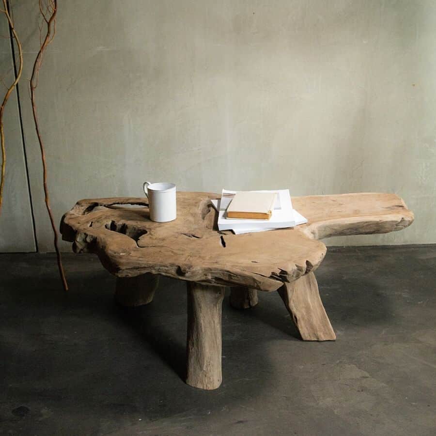 オルネ ド フォイユさんのインスタグラム写真 - (オルネ ド フォイユInstagram)「【そこにあるだけで空気が変わる圧倒的な存在感！チークウッドのテーブル】﻿ ﻿ チークの木の幹や枝の自然な形を生かした、一点モノのチークウッドのテーブルが再入荷しました！﻿ ﻿ 自然の形を生かしたアシンメトリーなフォルムが彫刻オブジェのような佇まいで、空間に置くだけでぐっと雰囲気が出るアイテムです。﻿ ﻿ チークは床材や家具などに広く使われている優良な木材。使い込むうちに落ち着いた色合いに変化していくのも特徴です。﻿ ﻿ ベースやオブジェの台にしても格好良いですし、ソファのサイドテーブルとしてカジュアルに取り入れることもできます。﻿ ﻿ ナチュラル系からエスニック、モダンなお部屋までいろいろなスタイルに合わせられますよ。﻿ ﻿ コーヒーテーブル、ハイテーブル、ローテーブルの3種類ご用意しております。﻿ ﻿ ﻿ ●こちらの商品は本日、4/10(金)の夕方以降よりWEBショップにて販売します。﻿ ﻿ ———————————————﻿ ◯WEBショップに関するお問い合わせ◯﻿ オルネ ド フォイユWEBショップ﻿ TEL：03-6876-7832﻿ （午前10時～午後6時／土日祝定休）﻿ e-mail：order@orne.co.jp﻿ ﻿ #コーヒーテーブル #ローテーブル #ハイテーブル #テーブル #ウッドテーブル #ヴィンテージテーブル #ヴィンテージインテリア #ヴィンテージ家具 #古材 #古材家具 #古材テーブル #古道具 #古家具 #ナチュラルリビング #リビングインテリア #北欧インテリア #北欧デザイン #ディスプレイ #プリミティブ #一点物 #インテリア雑貨 #雑貨 #海外インテリア #インテリアショップ #ヴィンテージインテリア #ディスプレイ #ディスプレイ什器　#livstagrammer #ornedefeuilles #オルネドフォイユ」4月10日 11時01分 - ornedefeuilles