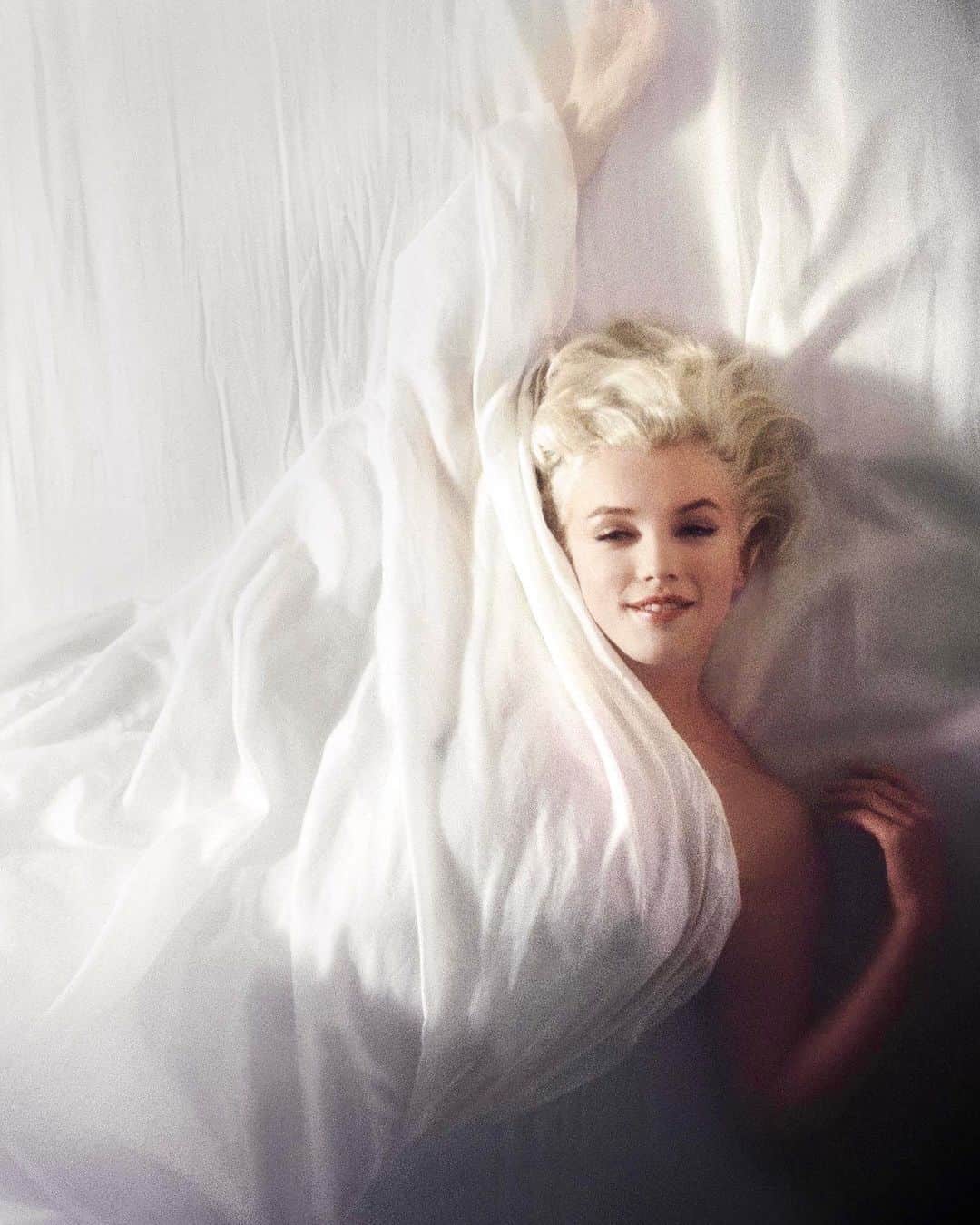 マリリン・モンローのインスタグラム：「Marilyn Monroe poses in bed for photographer Douglas Kirkland on the evening of November 17th, 1961 in Los Angeles. Douglas Kirkland, then aged 24, photographed the icon and sex symbol for his first major assignment for Look magazine, one of the most celebrated photo-shoots ever with the iconic sex symbol.」
