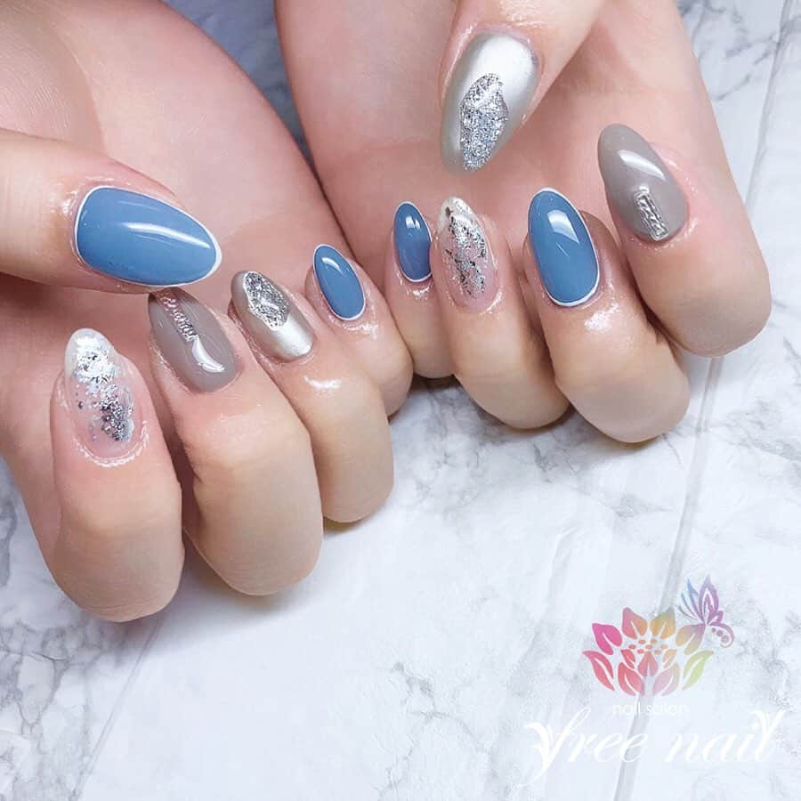 free nail フリーネイルのインスタグラム：「. お客様ネイル💅🏻🐝 . icyブルーネイル💠✨ . 大人に似合う綺麗ネイル🪐💫 . ▶︎▶︎▶︎スワイプして動画も見てね☝︎🎬✨ . ご来店ありがとうございました🙇🏻‍♀️🙇🏻‍♀️🙇🏻‍♀️💗 . #ネイルアート #ジェルネイル #ネイルサロン #大阪ネイルサロン #ネイルデザイン #ネイルチェンジ #ホイルネイル #メタリックネイル #ブルーネイル #クリアネイル #シルバーネイル #グレーネイル #デザインネイル #トレンドネイル #シンプルネイル #大人ネイル #春ネイル #springnails #nailsart #nailsdid #美甲 #日式美甲 #日式美甲胶 #日本美甲师 #日本美甲老师 #美甲上课 #日本胶 #フリーネイル #freenail」