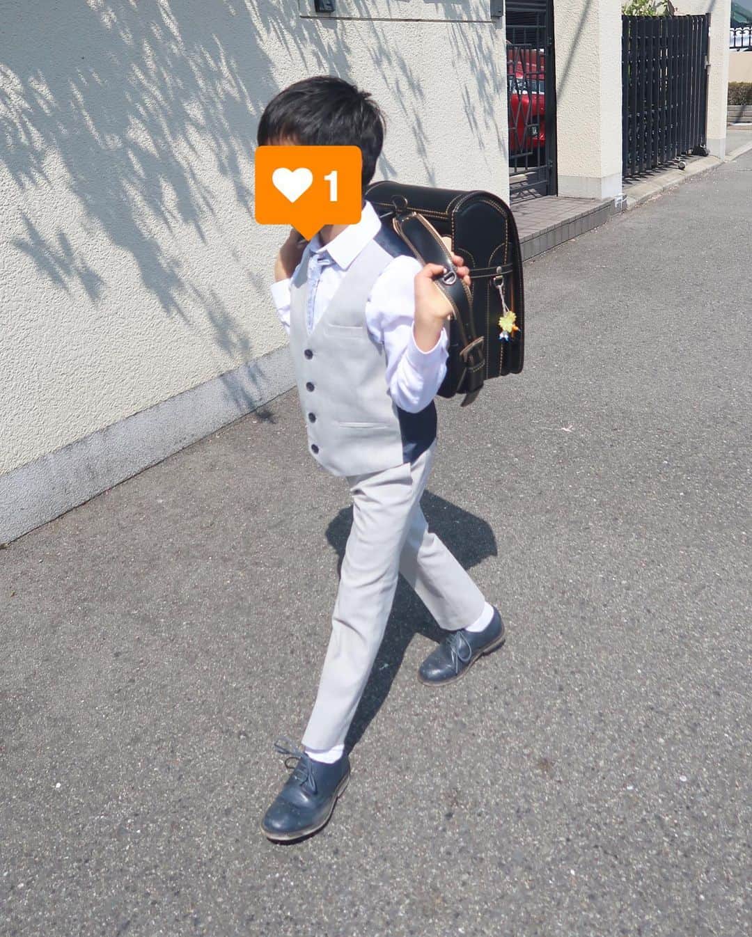 ayu kagawaさんのインスタグラム写真 - (ayu kagawaInstagram)「息子の入学式がありました🎒🌸 （写真以外はもちろん全員マスク着用で行ってきました😷） 行くかどうかもとても悩みましたが。。 広い運動場でsocial distancingを意識した新しい形の入学式でした。  ピカピカの一年生🎒✨ 少し緊張した息子の姿を見て、私はとてもワクワクした💓 これからきっと楽しいことが沢山待ってるよ😌 この子たちの未来がどうか明るいものでありますように🕊 #入学式」4月10日 11時17分 - ayuyunyun