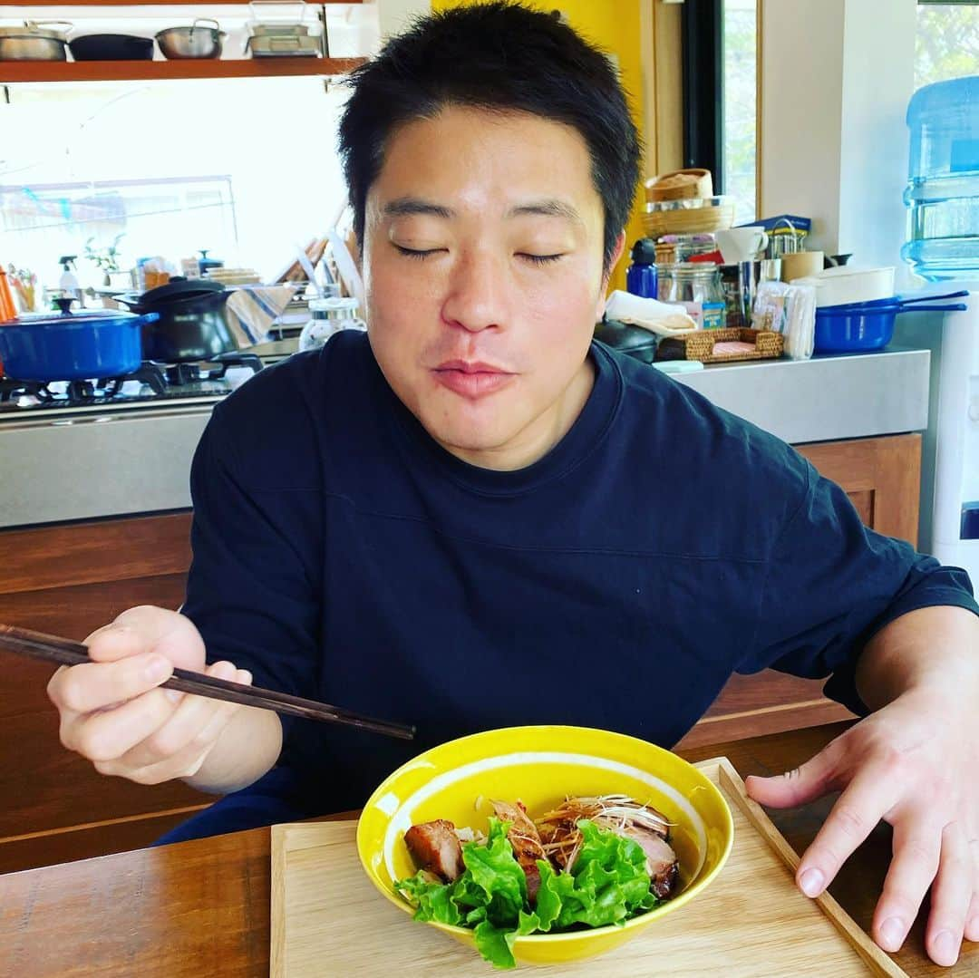 栗原心平さんのインスタグラム写真 - (栗原心平Instagram)「料理家「脇雅世」さんが発起人の『簡単に家庭でできる料理リレー』下条美緒さん @shimojomojo からバトンを受け取りました。皆さん結構しっかりしたレシピを紹介されてるので僕は普段から作っているズボラ料理のご紹介をさせていただきます。 本当簡単で申し訳ないくらいなのに酒のつまみにも白いご飯にも合います。  材料 ・豚ロース肉(リブロースならなお良い) 　300g(一枚約150g) ・白ねぎ(青のネギでも良い)  適宜 ・焼肉のタレ(家にあるものなんでも良い)  約大さじ3 ・味噌(家にあるもの何でも良い)大さじ1と1/2 ・フリルレタス(葉野菜何でも良い)適宜 ・豆板醤(使わなくても良い)  適宜  作り方  ①焼肉のタレと味噌を混ぜ豚肉に塗りつけラップをして一晩置く。 ②翌日しっかり漬かったら水でさっと落としてペーパータオルなどでよく拭き取る。ネギを千切りし白髪ネギを作っておく。 ③漬けダレの残りを鍋に移し、水を大さじ1ほど加え辛いのが好きな方は豆板醤も加え1分ほど煮詰める。 ④豚肉を魚焼きグリルで7分程焼く。 ⑤お好みでご飯に乗せて、タレをかけ白髪ネギもしくは小口切りした青ネギをかけていただく。  まさにズボラレシピですが、この際残ってる家の調味料も減らしつつ美味しくお肉食べたいなーって時に最適かと思います。 簡単すぎて恐縮ですが、是非やってみてください！ 次は「コウケンテツ」さん @kohkentetsu にバトンを渡します！  #栗原心平 #料理リレー #stayhome #cookingrelay #うちで過ごそう  #飲みすぎ注意 #ウィスキー備蓄8リットル　#毎日飲んだくれ #気をつけよう」4月10日 11時19分 - shimpei_kurihara