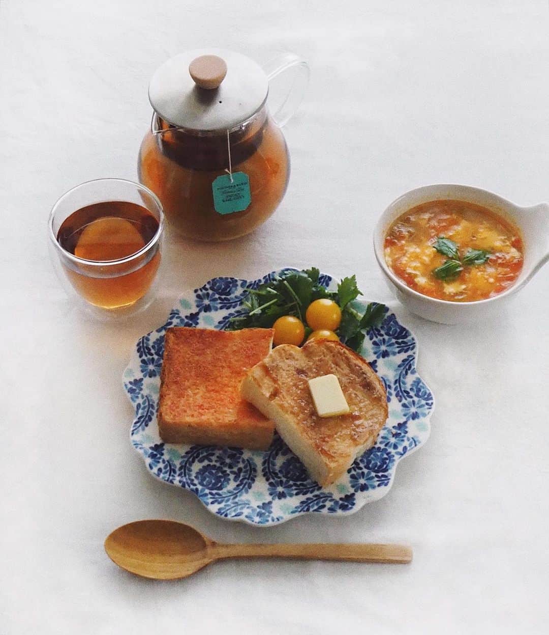 猪鼻ちひろのインスタグラム：「GM! 新しいティーポットがお気に入り♡ Fortnum&Mason のスモーキーアールグレイティーは  王道なのとまたちょっと違って美味しい。 卵とトマトのスープと🍅🥚 厚切りのパンに 明太子&栗のクリームを塗って 甘いしょっぱいの♻️くり返しを楽しむのが最高🍞🌰 今日も元気にいきましょう。 #ちひろのごはん #ちひろkitchen  #ティーポット #楽天room #楽天roomに載せてます」