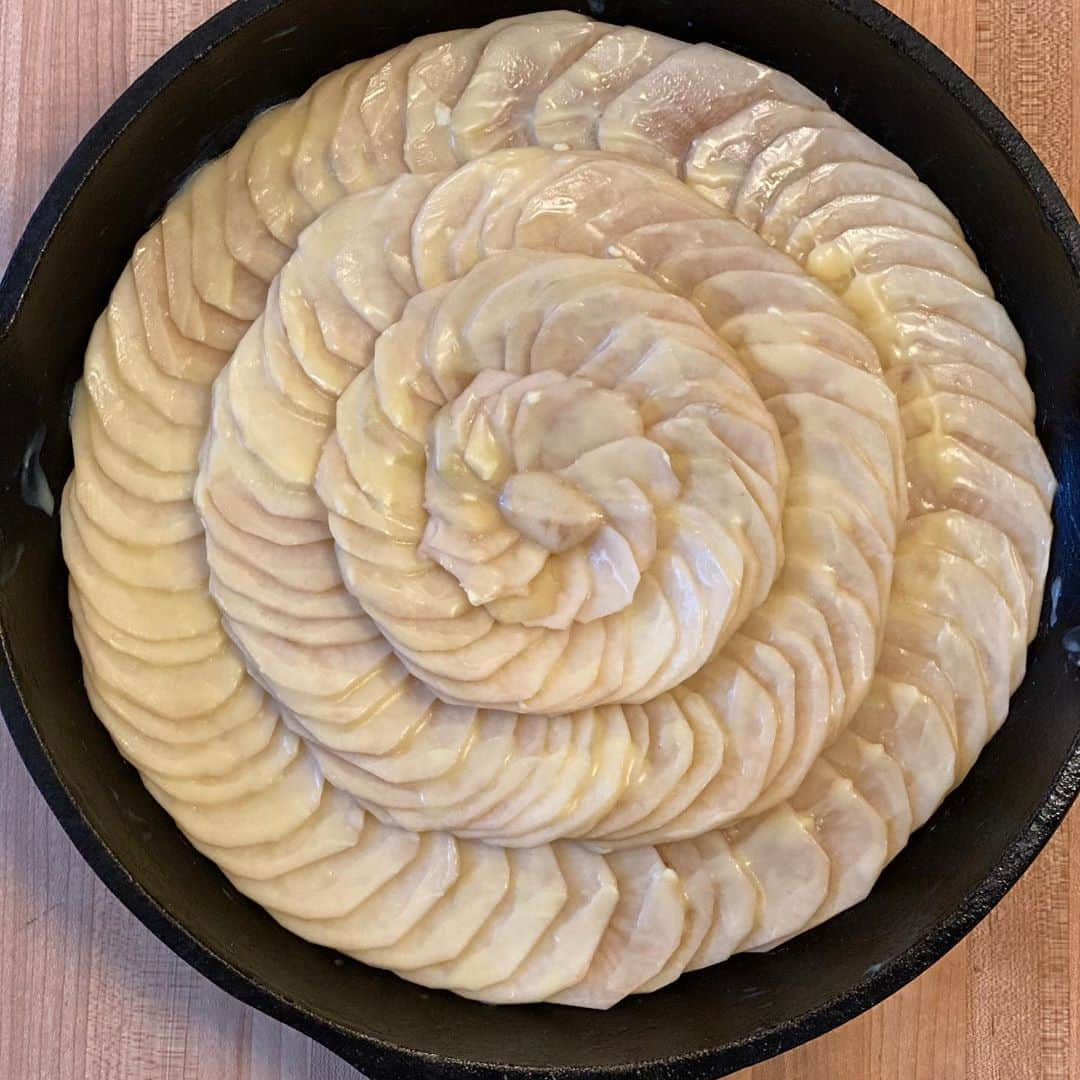 グウィネス・パルトローさんのインスタグラム写真 - (グウィネス・パルトローInstagram)「Tonight’s side (just before i popped it in the oven) courtesy of @chefludo instagram. For the last 10 minutes I added some olive oil and garlic powder and a solid dusting of Parmesan cheese. 💛」4月10日 11時27分 - gwynethpaltrow