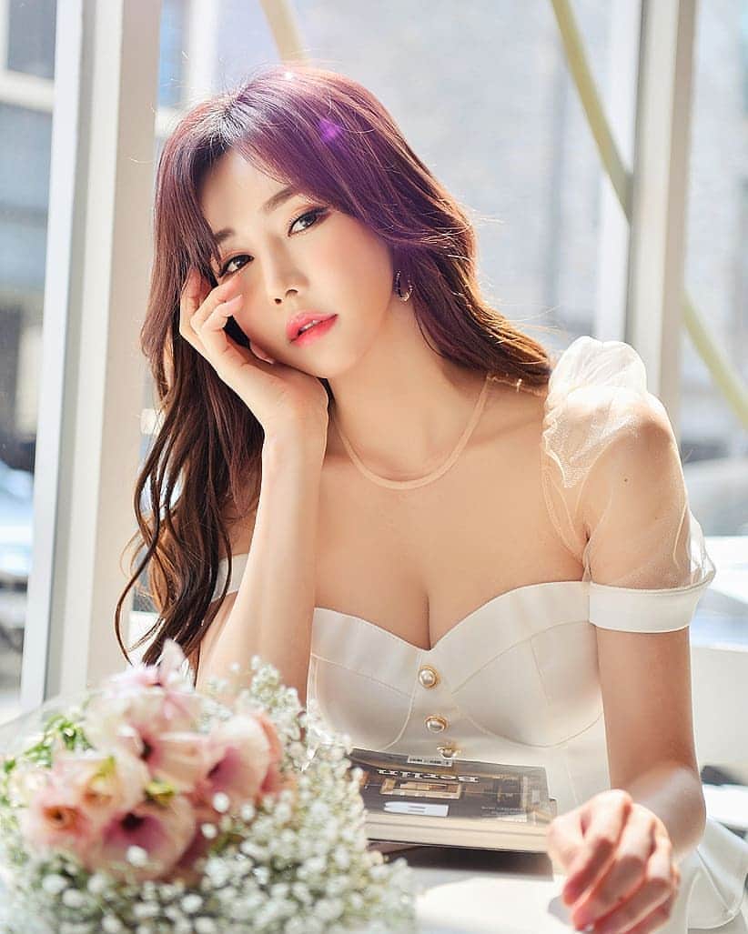 Han Ga Eunさんのインスタグラム写真 - (Han Ga EunInstagram)「청순하게 badgirl 💐 . . #dailylook #romanticlook #cocom #koreanmodel #코코엠 #일스타그램」4月10日 11時45分 - gaeungbebe