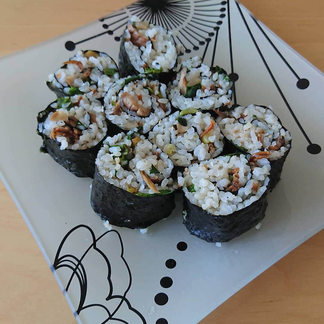 佐藤大さんのインスタグラム写真 - (佐藤大Instagram)「昼飯はキンパ(韓国海苔巻き)を作りました。形はあんまりだけど味付けはグッドです。 #ふうふめし #椿鬼奴 #グランジ大 #韓国料理は美味しいです」4月10日 11時52分 - satodaidaidai