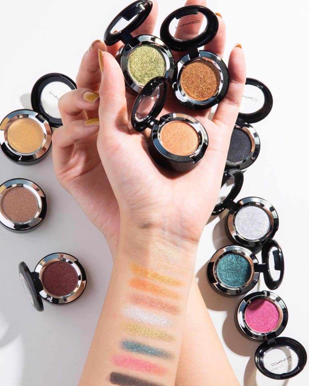 M∙A∙C Cosmetics Japanのインスタグラム：「【本日発売】﻿ ひと塗りでまばゆい輝きを放つアイシャドウ、ダズルシャドウ エクストリームが新登場✨いつものメイクに濡れたようなツヤをプラスして、ワンランク上のアイメイクに💎﻿ ㅤ﻿ *4/10（金）公式オンラインショップ & 全国発売﻿ ㅤ﻿ *休業期間中の発売コレクションにつきましては、M・A・C公式オンラインショップおよび休業対象外店舗にて、予定通り発売いたします。﻿ 休業店舗につきましては、休業期間終了後の発売を予定しております。﻿ ㅤ﻿ ㅤ﻿ #MACMoreThanMeetsTheEye #MACDazzleShadowExtreme﻿ #MACダズルシャドウエクストリーム﻿ ㅤ﻿ #MACCosmeticsJapan #MACCosmetics #MAC #MACコスメ #コスメ #メイク #化粧品 #デパコス #コスメ部 #コスメ好きさんと繋がりたい #コスメ紹介 #おすすめコスメ #新作コスメ #春メイク #春コスメ #ラメメイク #トレンドメイク #新色アイシャドウ #アイシャドウ #ラメシャドウ #スウォッチ﻿」