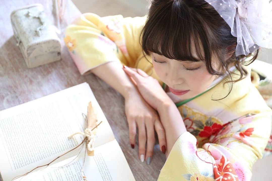 のインスタグラム：「. アンティークな雰囲気で 撮る振袖もとってもおすすめ❤︎ . ベッドドレスを チュールやレースといった 洋風の物を合わせると🙆‍♀️✨ . . ..｡. .｡..｡. .｡..｡. .｡..｡. .｡..｡. .｡..｡. .｡..｡. .｡..｡. .｡..｡.. . ＊振袖・袴専用Instagram @yousmile20furisode ・ .＊ユースマイル(キッズ写真館)のInstagram @photostudio_yousmile ..｡. .｡..｡. .｡..｡. .｡..｡. .｡..｡. .｡..｡. .｡..｡. .｡..｡. .｡..｡.. . #アンティーク #髪飾り #振袖 #おうち時間 #ヘアメイク #関西フリーモデル #フリーモデル関西 #サロモ #姫路 #モデル募集 #前撮り #成人式前撮り #神戸サロモ #成人式 #振袖 #振袖ヘア #ヘアスタイル #ヘアアレンジ #カラーメイク #関西サロンモデル #ポートレート#メイク動画#ヘア動画#インスタグラマー #兵庫#モデル撮影 #振袖レンタル」