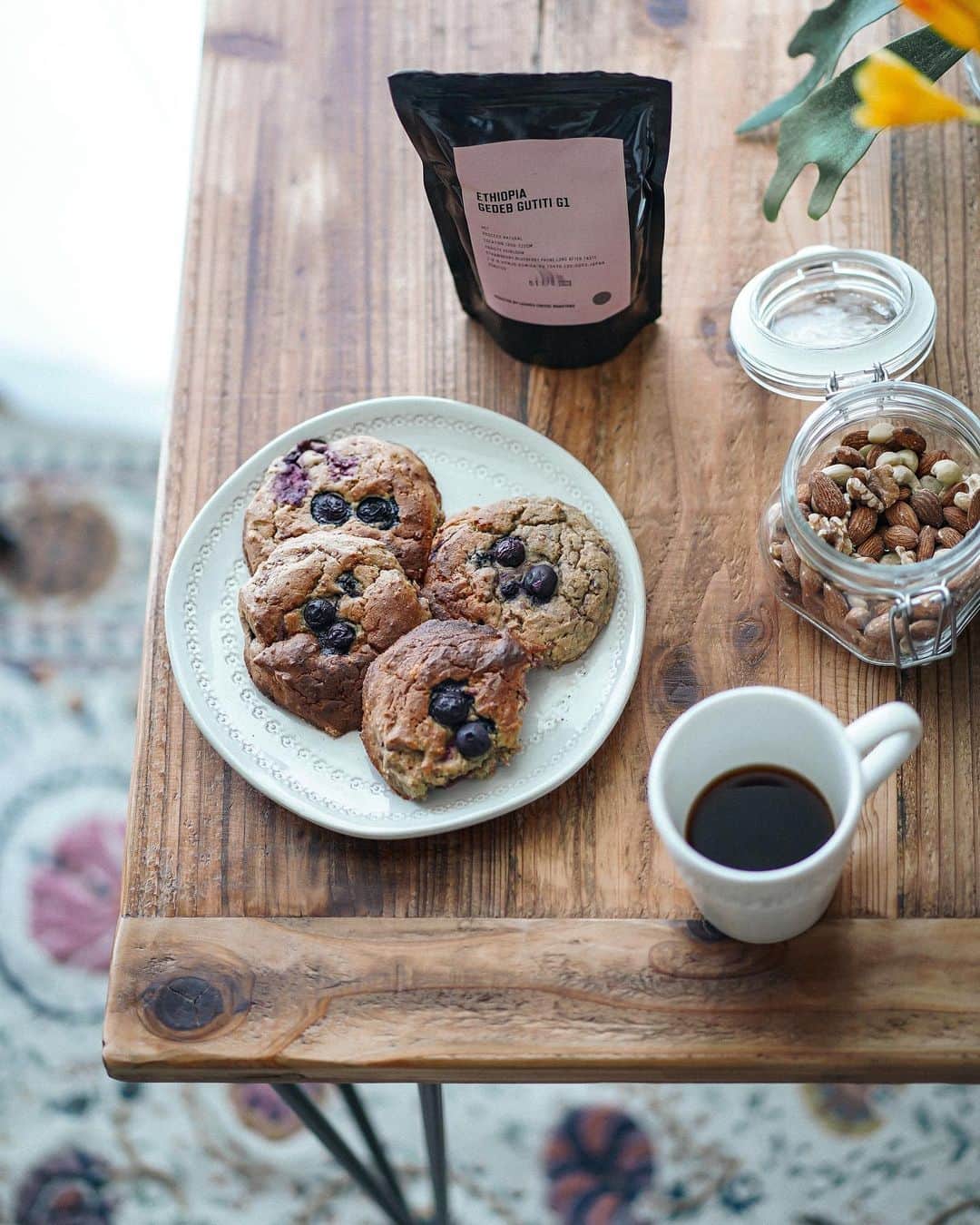 Manamiのインスタグラム：「🏡🍪🍇☕️🥜🌱 ファスティングが終わったので 朝から @leaves_coffee_roasters のコーヒー☕️💕 お家で美味しいコーヒー飲める幸せ😌🤎 お供にグルテンフリーのスコーン(のはずがなんか違う笑)😇 ファスティングしたらいつもしっかり眠れるから 朝早く目覚めてしまう🌞✨ ㅤ #madebymanami ←昔は変なの色々作ってたな😇 #stayhome #stayathome  #おうち時間 #マナシカの家」