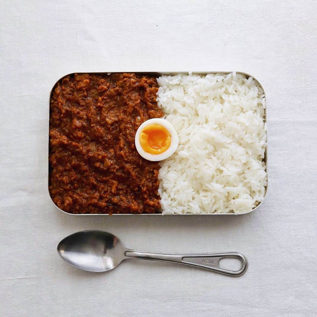 樋口正樹さんのインスタグラム写真 - (樋口正樹Instagram)「Keema curry . お昼にキーマカレー。 メスティンのフタに みっちり盛り付けて 中央に茹で卵を配置。 フィット感よいかも。 フタなので浅いです。 . #メスティン キャンプで活用する アルミの飯ごうです。 . . #在宅キャンプな気分 #昼カレー #キーマカレー #カレーライス #カレー #金曜日はカレー #Keemacurry #curry #mestin #🍛」4月10日 12時08分 - higuccini