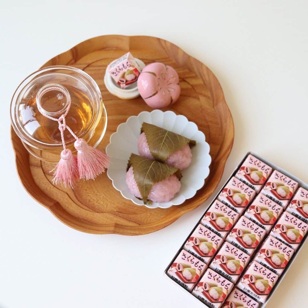 チロルチョコのインスタグラム：「【セブンイレブン先行】 春薫るさくらもち🌸 チロルチョコの〈さくらもち〉のご紹介です🥰  さくらチョコの中には小豆風味ペースト、もちグミがin❤  お口の中で春爛漫🌸  ぜひお試しください😍  #tirol #tirolchoco #チロルチョコ #チロル #チョコレート #おやつタイム #chocolate  #おやつ #onmytable #sweetstable #スイーツ部 #おうちカフェ #日々の暮らし #sweettooth  #チョコ #おやつの時間  #スイーツ女子  #スイーツ男子  #チョコラブ  #chocolatelover  #snack #スイーツ大好き #sweetsmile #スイーツ  #shopチロルチョコ#春爛漫#さくらもち#セブンイレブン」