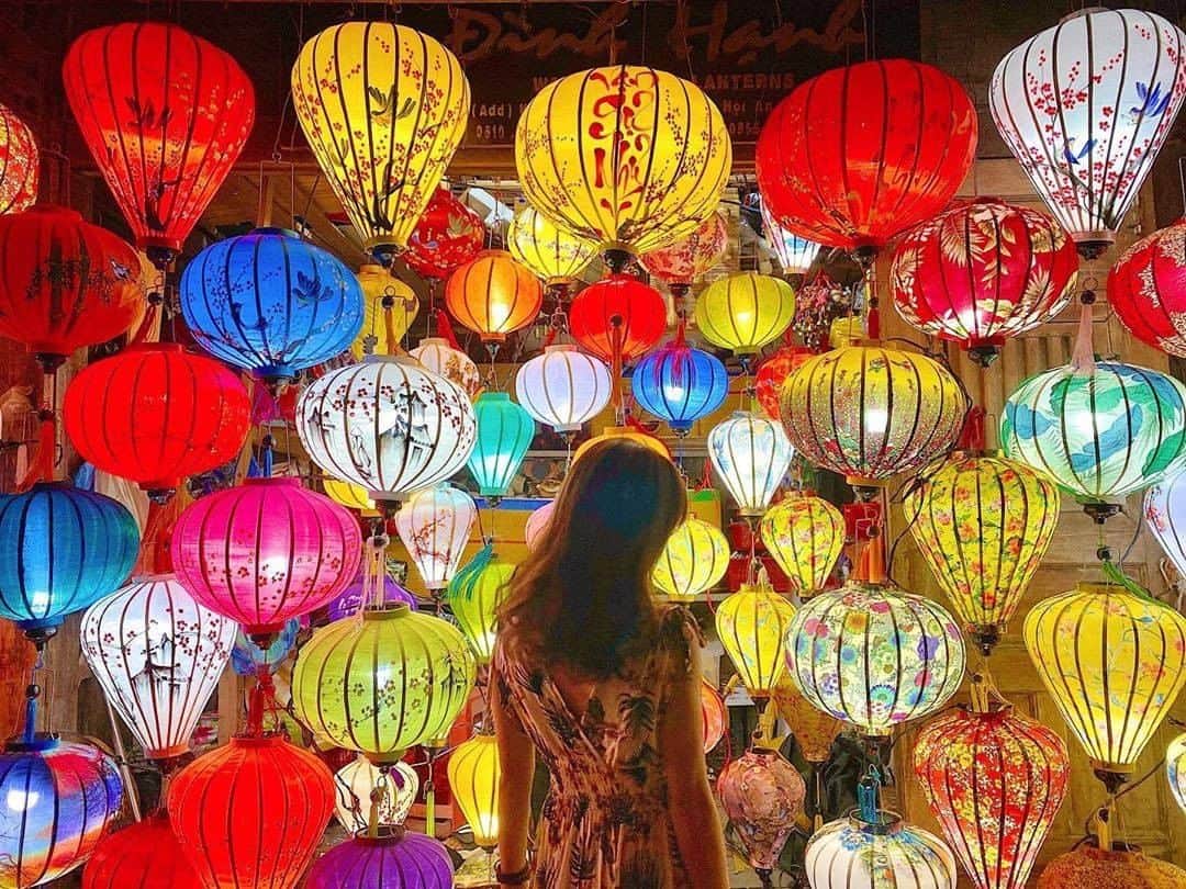 のインスタグラム：「✈︎ ホイアン×ランタン×colorful  素敵なお写真ありがとうございます！ エアアジアでは、#エアアジア360 をつけて投稿された素敵な写真を紹介させていただいております❤️ぜひ、各就航地や機体などのお写真をInstagramでご投稿ください📸 ✈︎✈︎✈︎✈︎✈︎✈︎✈︎✈︎✈︎✈︎✈︎✈︎✈︎✈︎✈︎ (Photo by @8chi_san1 さん) 🇻🇳 Hoi An † ベトナム ホイアン 行ってみたかったランタン祭りに合わせてホイアンに行ってきました！🧡 昼間も街中はランタンで飾られていて、夜はライトアップされてとても綺麗だった！✨ 次の月からコロナの影響で中止になったみたい。 ギリギリ行けてよかった！ ホイアンの街並み好きだなー☺️ #chisa_vietnam🇻🇳 ⁑ #hoian #hoianancienttown #hoiantrip #lanternfestival #vietnam #vietnamtravel #ホイアン #ホイアン旅行 #ランタンフェスティバル #ベトナム旅行 #ランタン祭り #カラフル ⁑ #chisaの旅📷💓 #女子旅 #tabijyomap_vietnam #バックパッカー #タビジョ #世界一周 #worldtravel #旅好きな人と繋がりたい #travelphotography #retrip_global #genic_mag #funtotrip #airasiatravels #tabinikki #jtbで旅したい #エアアジア360」
