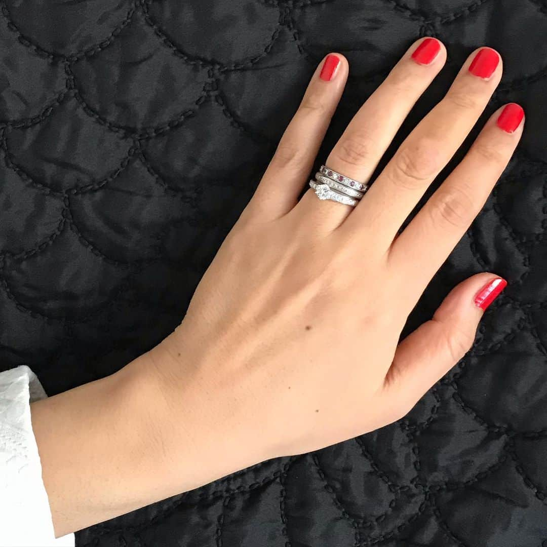 マイナビウエディング ジュエリーさんのインスタグラム写真 - (マイナビウエディング ジュエリーInstagram)「💍💍💍 2本のエタニティリングはつけっぱなし。ダイヤ×ルビーは二十歳のお祝いに両親から贈られたもので、もう1本がポンテヴェキオで選んだマリッジリングです。 💐 両親からのリングは、ジュエリーを楽しむ母ならではのチョイス。シンプルで上質、どんなジュエリーとも相性がいいものをと、オーダーしてくれました。もらったときは、うれしくて飛び跳ねていました（笑）　マリッジはすぐに必要で、担当者の神対応に感動したのを覚えています。どちらも他のアイテムとコーデしやすいので、手もとのスタメンです。 💐 エンゲージリングでこだわったのは、白く美しいダイヤモンドの輝き。ダイヤの存在感をひきたててくれるデザインをオーダーメイドで。センターストーンはじっと眺めるだけで、いまでもテンションが上がります。結婚式や食事会など、かしこまったシーンで大活躍。「今日は着けてるんだ」と夫も嬉しそうなんです、このリングを見ると。 💎 写真のように重ね着けすると、輝きが増してラグジュアリーな雰囲気になるところがお気に入り。本当に大切だと思えるジュエリーを長く愛用することで、心豊かに過ごしたいです。 💎 ダイヤモンドエタニティリング：@pontevecchio_jp ダイヤ×ルビーエタニティリング：オーダーメイド ダイヤモンドエンゲージリング：@debeersofficial オーダーメイド  #マイナビウエディング手もと倶楽部 #マイナビウエディング #マイナビ#結婚指輪#婚約指輪#あなたの手もとが見たいです #あなたのジュエリーが見たいです #ブライダルジュエリー#運命の指輪 #一生の宝物になるはず#ポンテヴェキオ#デビアス#リングの重ね着け#オーダーメイドリング」4月10日 12時59分 - mwd_jewelry