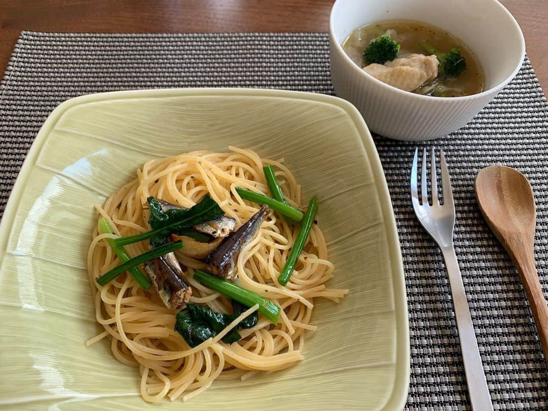 のインスタグラム：「・ ・ ・ 食材がない！！！ ・ 今日はお買い物に行かないと… ・ ・ 食材がない中でのお昼ごはん ・ イワシのオイル漬けとほうれん草を使った ピリ辛オイルパスタと 昨日からコトコト煮込んでいた 鶏肉と玉ねぎのスープ ・ ・ 美味しくできて良かった^ ^ ・ ・ 昼ごはんが出来上がるまで バルコニーで日光浴をして待つ次男 ・ こんな穏やかな時間も 良いものです。。。 ・ ・ ・ #駒田奈美#オスカープロモーション#モデル#アラフォー#アラフィフ#お家ごはん#お家時間#お昼ご飯 #パスタ#スープ#食材#お買い物#穏やか#日光浴」