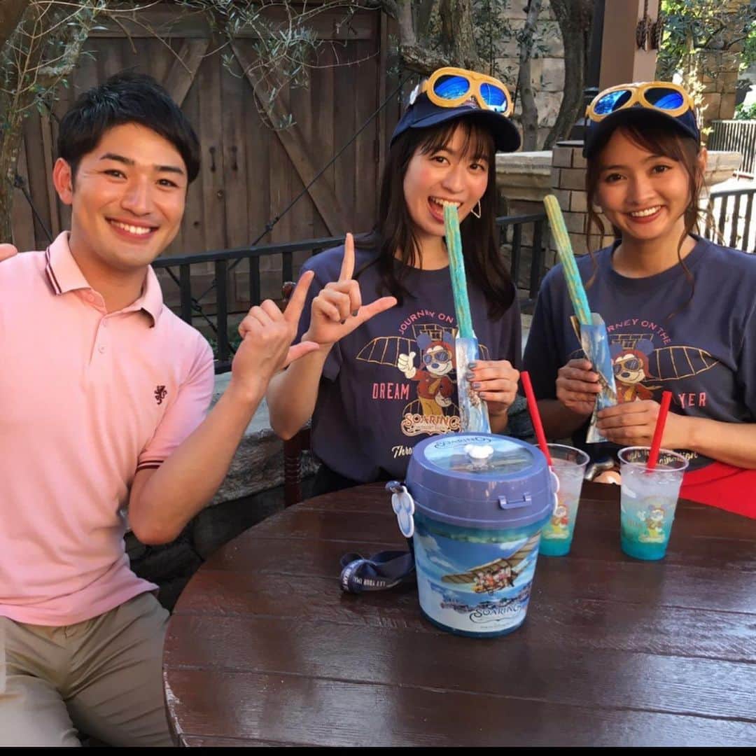 朋未のインスタグラム：「ディズニーいっぱい行かせてもらったなあ😂 楽しかった思い出。  #tokyodisneyland #tokyodisneyresort #ディズニーシー #ディズニー #しっとこ #ディズニーロケ  1枚目のTシャツ、ジムに行くときにいっつも着てるからか 「ディズニー好きなんですね」ってめっちゃ言ってもらえる（╹◡╹） また行きたいなあ😍」