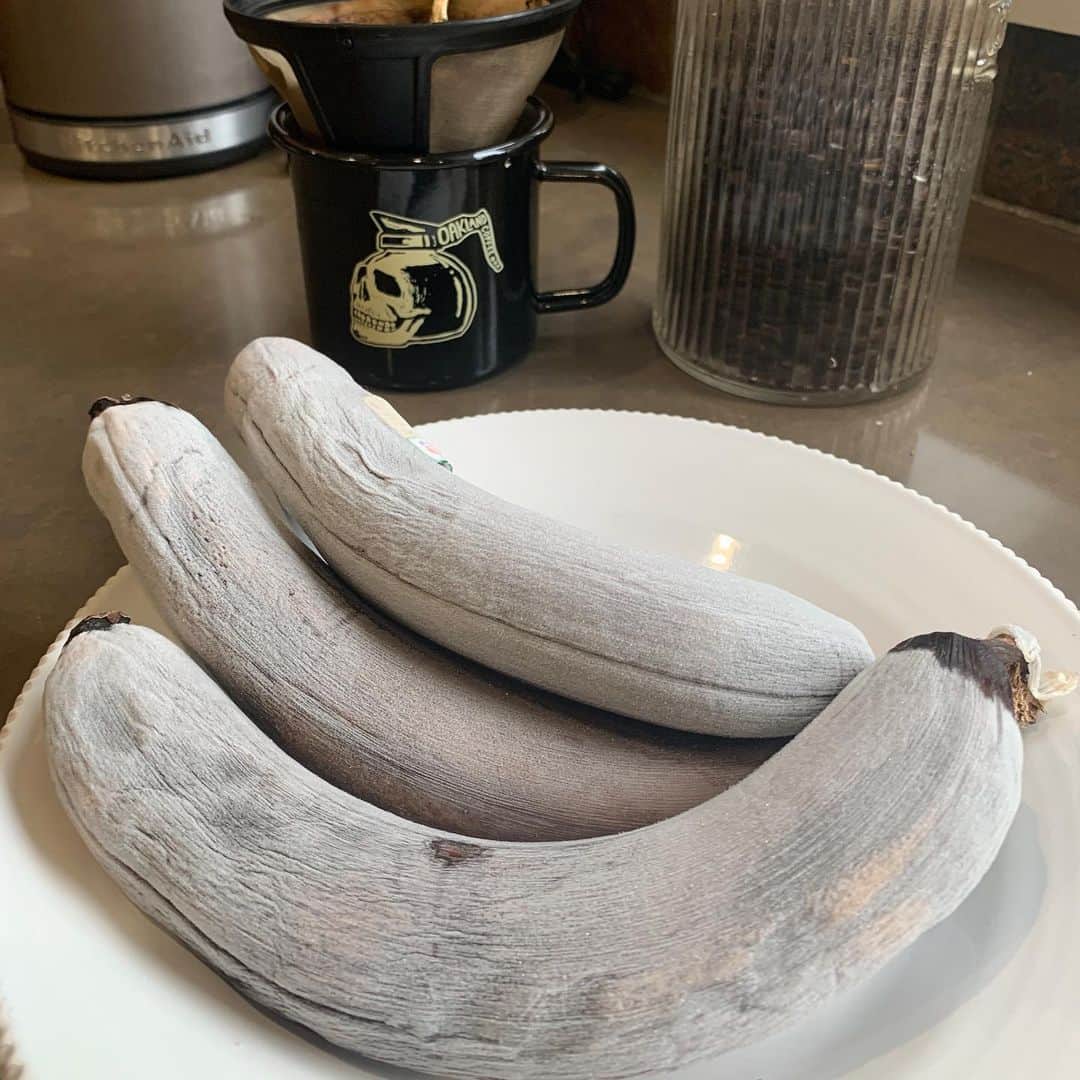 マイク・ダーントのインスタグラム：「This shit is bananas!!! Do you eat the brown part of the banana??? 🤪 #onlyafterwemakebananabread #losingourminds #frozenfoods」