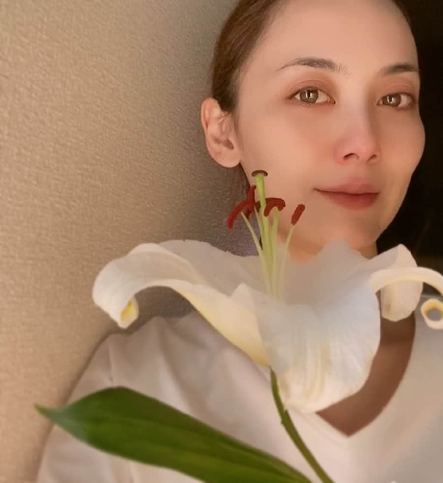 富永沙織さんのインスタグラム写真 - (富永沙織Instagram)「ユリは本当に魅惑の花です✨ Lilies are enchanting flowers. ・ #lilies  #whitelily  #ユリ  #百合  #flowerartist  #actress  #enchanting  #enchantingflowers  #お花  #おうち時間  #staysafe  #最近お花に魅了されています」4月10日 13時16分 - saori_tominaga