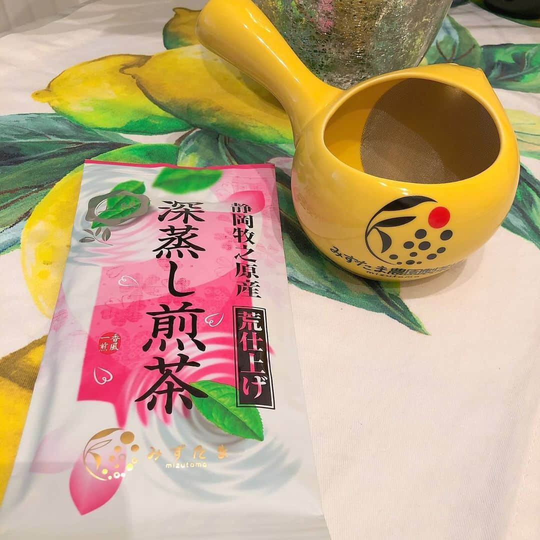 真麻さんのインスタグラム写真 - (真麻Instagram)「みずたま農園さんの @mizutama_teafarm ネット注文品が届いたから早速お茶入れてみたー🍵✨急須が可愛くない？😍色に惚れて即買いしたよ❣️洗う時に蓋とかがなくてこれ1つだけだから、めんどくさがり屋さんにオススメ🤣楽チン✌️ ✩.*˚ 彼がお家にいたので利き茶してみた💚見た目でわかりそうだからアイマスクして…比べるのはホテルにあったティーパックの物と✨結果は、、正解🙆🏻👌✨ ✩.*˚ 香りが違うからまずそこでわかるのと、昔から飲んでる味はこっちに近い！とのことで😌私も比べてみたけど、ほんと香りが良い💖ティーパックたくさんあるから普段それ消化させてたけどwwwちゃんと急須で飲むと癒されるね💕 ✩.*˚ 私が選んだのは深蒸し😀確かに深い味わい❤大人な味でした🌸おうち時間、色々楽しむ💪 ✩.*˚ ✩.*˚ ✩.*˚ #うちで過ごそう #おうち時間 #夫婦の時間 #コロナに負けず #家でまったり #お茶の時間  #みずたま農園製茶場 #お茶 #japanesetea #stayhome #病院の皆さんありがとう  #利き茶 #格付けチェック」4月10日 13時14分 - masaaoyama3