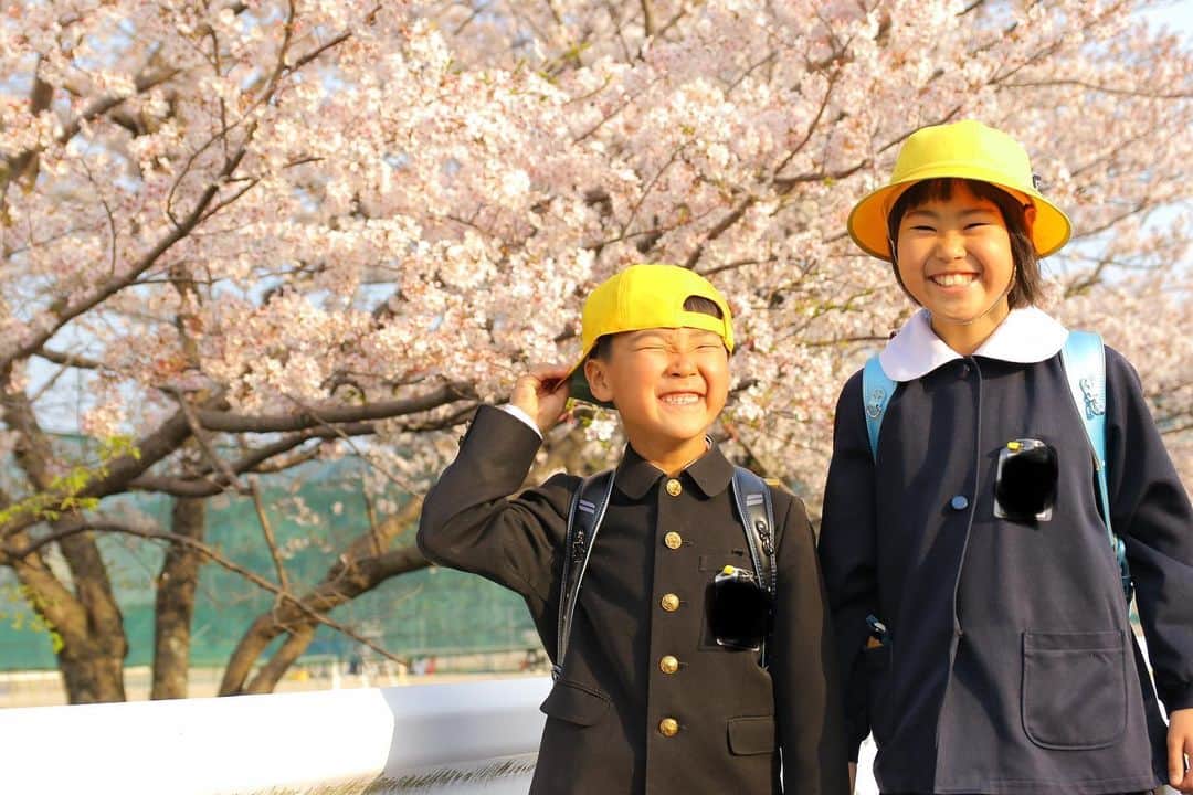 茂垣敬太のインスタグラム：「会う人会う人に“まだ小学校じゃないの？！”と言われてきた長男も入学しました。 こんなご時世だからこそ子供達の笑顔には癒されます！そしてこの笑顔がずっと続く様にオヤジも知恵を絞り、体力削って頑張る所存です。  #コロナに負けない」