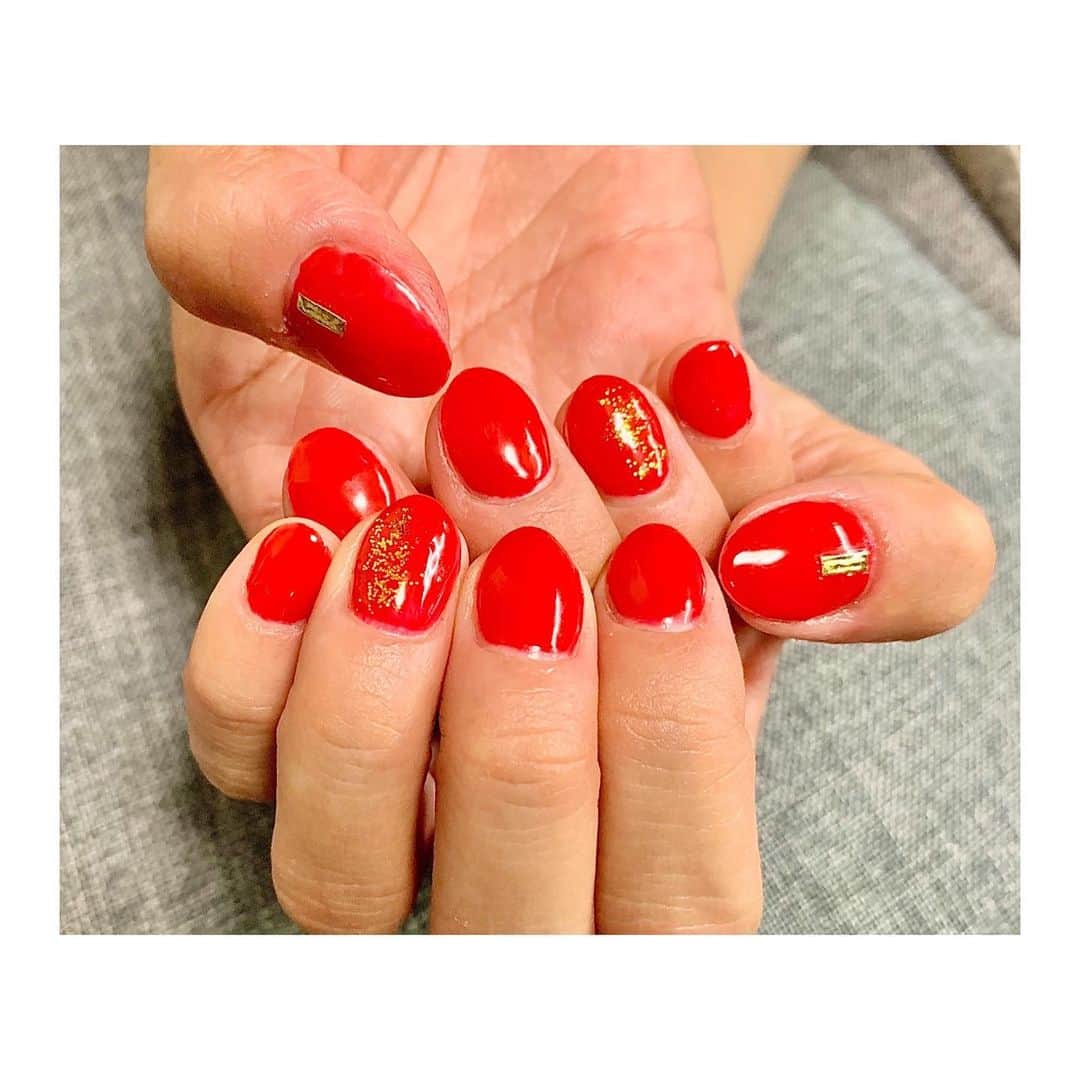 八坂芽依のインスタグラム：「#stayhome  ということで、、、 前のネイルオフしてお家でネイル💅しましたー！！ #めい坊ネイル　#ジェルネイル　#セルフネイル  INACカラー❤️にしてみました☺️ シンプルなジェルネイルしかできないけど 練習しまーす！！ レパートリー増やしたい😂笑 . インスタライブ🎤リクエスト多いので また時間あるときしまーす！ 誰かコラボしてください💕💕」