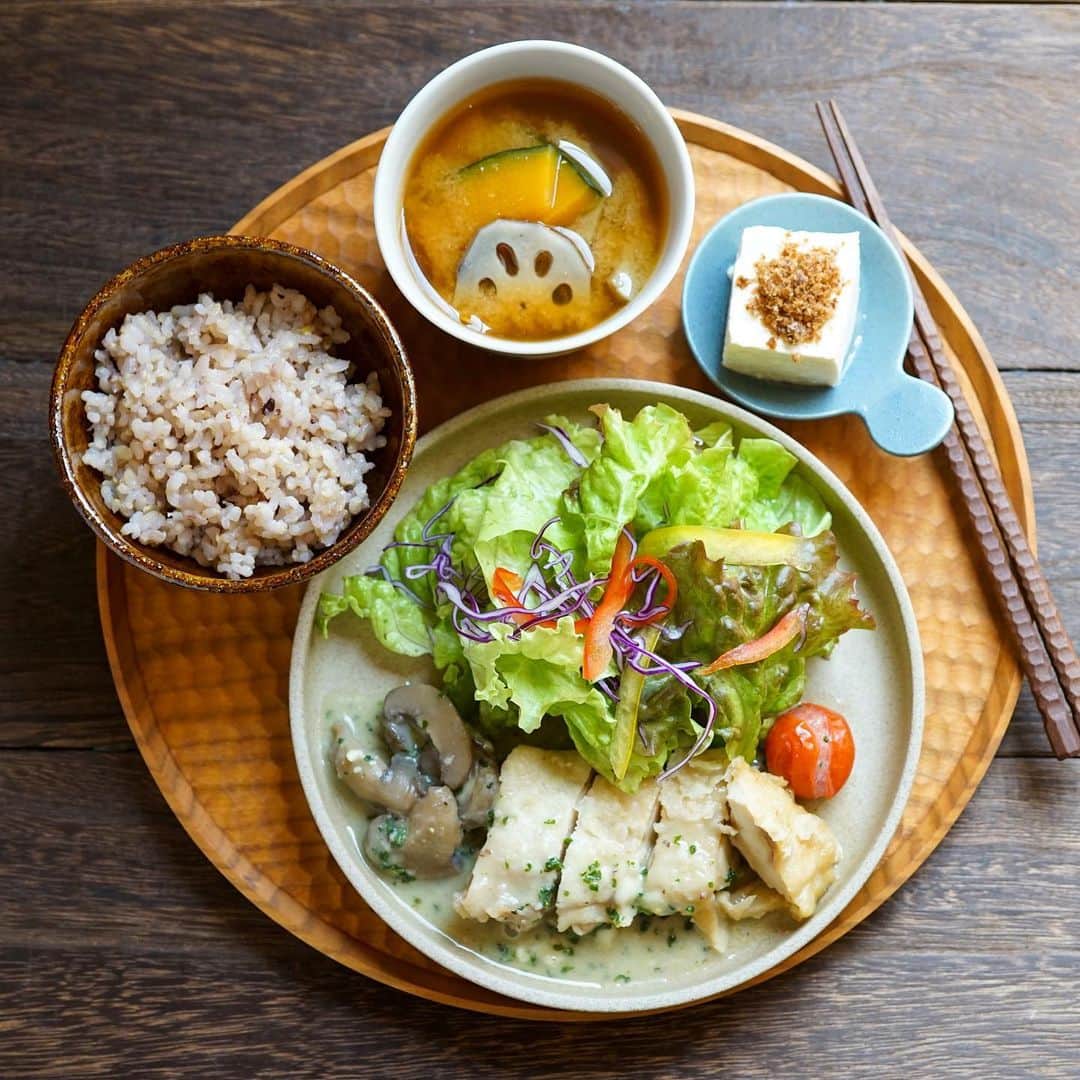 hirokoさんのインスタグラム写真 - (hirokoInstagram)「2020.4.10（金）﻿ ✽.｡.:*・ﾟ #hiroponのおうちごはん﻿ ﻿ @fitfood_home #フィットフードホーム さんの﻿ #冷凍惣菜 で昼ごはん﻿ ﻿ PFC（タンパク質･脂質･炭水化物）のバランスを意識しながら昼ごはんメインの﻿ #しっかり食べるダイエットごはん 継続中で〜す﻿ ﻿ menu📝﻿ ▪︎ 鶏肉とマッシュルームのクリーミーソテー﻿ ▪︎ 玄米雑穀ごはん（100g）﻿ ▪︎ かぼちゃと蓮根の味噌汁﻿ ▪︎ 木綿豆腐﻿ ﻿ お昼1食 － 577kcal －﻿ ● タンパク質 41.7g﻿ ● 脂質 22.0g﻿ ● 炭水化物  50.6g﻿ ﻿ ﻿ ✩.*˚木綿豆腐の上にトッピングしたのは﻿ @shitazutsumi さんの#味薫り #ふりかけ﻿ で お醤油とか無しでも豆腐が美味しく食べられちゃう﻿ ﻿ ﻿ ・‥…━━━☞《お知らせ》﻿ FIT FOOD HOMEは5月1日リニューアルオープンします﻿ ﻿ ︎︎︎︎✔︎現在販売中の主菜に副菜を2品追加した﻿ 【おかずプレート】﻿ ✔︎美しく痩せたい方の低カロリー高タンパク﻿ 【ダイエットミール】﻿ ✔︎妊活中･産前産後に必要な栄養素を詰め込んだ﻿ 【ママミール】 ﻿ ✔︎完全無農薬米･こんにゃく米を使ってビタミン･ミネラルをたっぷり補給できる﻿ 【サプリごはん】﻿ ﻿ 4つのラインナップを新しく追加するそうです👏🏻﻿ ダイエットミールやサプリごはん﻿ めっちゃ楽しみ〜...♪*ﾟ 5月が待ち遠しいわぁ〜😆﻿ ﻿ そして...「FIT FOOD HOME」では﻿ ★Instagram限定10％OFFクーポン発行中です★﻿ ✔︎ クーポンコード：Evm2qy0J﻿ ✔︎ 有効期限： 2020/4/30まで﻿ ✔︎ 購入条件： 3,000円以上購入﻿ ✔︎ 使用可能数：お一人様1回限り﻿ ﻿ 「お試しセット」もあります﻿ 早速チェックしてみてね👉🏻 @fitfood_home﻿ ﻿ ﻿ ﻿ .........The end 🍽﻿ #PFCバランス #fitfoodhome #tavenal #FFH健康冷凍惣菜 #FFH健康おうちごはん #お惣菜 #安心安全 #安心安全食材 #インスタフード #おうちごはん通信 #おうちごはんLover #くらしメイド #フーディーテーブル #マカロニメイト #デリミア #デリスタグラマー #バランスの良い食事 #てづくりごはん365 #うちのシェフ  #ハサミポーセリン #snapdish #locari_kitchen #lin_stagrammer #macaroni﻿ ・」4月10日 13時31分 - hiropon0201