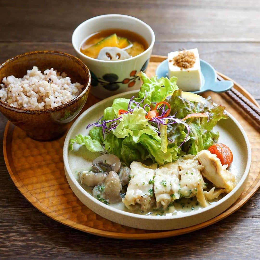 hirokoさんのインスタグラム写真 - (hirokoInstagram)「2020.4.10（金）﻿ ✽.｡.:*・ﾟ #hiroponのおうちごはん﻿ ﻿ @fitfood_home #フィットフードホーム さんの﻿ #冷凍惣菜 で昼ごはん﻿ ﻿ PFC（タンパク質･脂質･炭水化物）のバランスを意識しながら昼ごはんメインの﻿ #しっかり食べるダイエットごはん 継続中で〜す﻿ ﻿ menu📝﻿ ▪︎ 鶏肉とマッシュルームのクリーミーソテー﻿ ▪︎ 玄米雑穀ごはん（100g）﻿ ▪︎ かぼちゃと蓮根の味噌汁﻿ ▪︎ 木綿豆腐﻿ ﻿ お昼1食 － 577kcal －﻿ ● タンパク質 41.7g﻿ ● 脂質 22.0g﻿ ● 炭水化物  50.6g﻿ ﻿ ﻿ ✩.*˚木綿豆腐の上にトッピングしたのは﻿ @shitazutsumi さんの#味薫り #ふりかけ﻿ で お醤油とか無しでも豆腐が美味しく食べられちゃう﻿ ﻿ ﻿ ・‥…━━━☞《お知らせ》﻿ FIT FOOD HOMEは5月1日リニューアルオープンします﻿ ﻿ ︎︎︎︎✔︎現在販売中の主菜に副菜を2品追加した﻿ 【おかずプレート】﻿ ✔︎美しく痩せたい方の低カロリー高タンパク﻿ 【ダイエットミール】﻿ ✔︎妊活中･産前産後に必要な栄養素を詰め込んだ﻿ 【ママミール】 ﻿ ✔︎完全無農薬米･こんにゃく米を使ってビタミン･ミネラルをたっぷり補給できる﻿ 【サプリごはん】﻿ ﻿ 4つのラインナップを新しく追加するそうです👏🏻﻿ ダイエットミールやサプリごはん﻿ めっちゃ楽しみ〜...♪*ﾟ 5月が待ち遠しいわぁ〜😆﻿ ﻿ そして...「FIT FOOD HOME」では﻿ ★Instagram限定10％OFFクーポン発行中です★﻿ ✔︎ クーポンコード：Evm2qy0J﻿ ✔︎ 有効期限： 2020/4/30まで﻿ ✔︎ 購入条件： 3,000円以上購入﻿ ✔︎ 使用可能数：お一人様1回限り﻿ ﻿ 「お試しセット」もあります﻿ 早速チェックしてみてね👉🏻 @fitfood_home﻿ ﻿ ﻿ ﻿ .........The end 🍽﻿ #PFCバランス #fitfoodhome #tavenal #FFH健康冷凍惣菜 #FFH健康おうちごはん #お惣菜 #安心安全 #安心安全食材 #インスタフード #おうちごはん通信 #おうちごはんLover #くらしメイド #フーディーテーブル #マカロニメイト #デリミア #デリスタグラマー #バランスの良い食事 #てづくりごはん365 #うちのシェフ  #ハサミポーセリン #snapdish #locari_kitchen #lin_stagrammer #macaroni﻿ ・」4月10日 13時31分 - hiropon0201