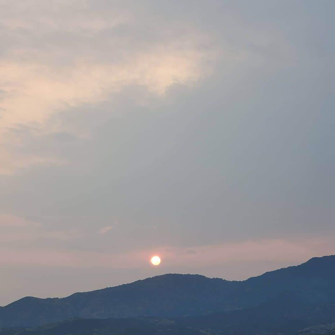 田畑竜介さんのインスタグラム写真 - (田畑竜介Instagram)「今朝の朝日🌄  希望を感じさせてくれます✨  この後13時55分から 今日感テレビの公式インスタで インスタライブを行います🎵  今日は周囲を明るくしてくれる 今日感テレビの朝日のようなゲストが登場✨  #今日感テレビ #インスタライブ」4月10日 13時34分 - tabacchi_rkb