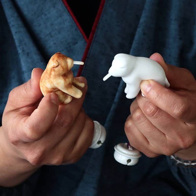 有限会社マルヒロさんのインスタグラム写真 - (有限会社マルヒロInstagram)「【サラフチ】「一子相伝の技を受け継ぐ / 三川内焼職人・今村ひとみインタビュー」  首ががらがらと動き、少し顔を振ってみると「あっかんべー」と舌が出てくる、なんとも愛らしい、焼き物でできた猿のからくり人形をご存知ですか？🐒 ㅤㅤㅤㅤㅤㅤㅤㅤㅤㅤㅤㅤㅤ  今回、長崎に伝わる郷土玩具「舌出三番叟人形」を江戸時代から作り続けている「嘉久房/平戸窯悦山」の15代目平戸悦山嗣・今村ひとみさんにお話を伺ってきました。  今村ひとみさんが三川内焼にかける想いとは？記事は以下のURLよりご覧ください！🙌🏻 ㅤㅤㅤㅤㅤㅤㅤㅤㅤㅤㅤㅤㅤ https://note.com/maruhiro/n/ndba8cc8bbd26  #サラフチ #note #ブログ #三川内焼 #舌出三番叟人形 #郷土玩具 #長崎 #マルヒロ #maruhiro #日本遺産 #porcelain」4月10日 13時37分 - maruhiro.hasami