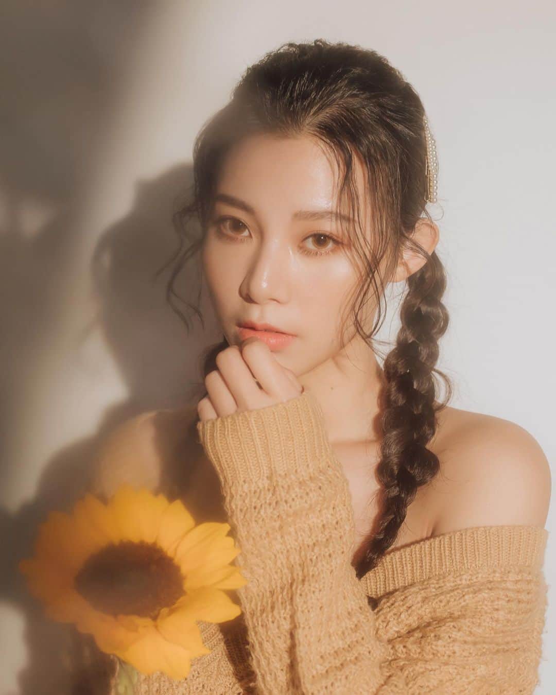 張香香のインスタグラム：「那系列的遺珠🌻再讓我發一下😛 畢竟現在堅守疫情期間 沒什麼新照可發 (講得好像我以前很常出遊玩一樣) 不 我一直都很宅🤣 雖然別人眼裡看起來都差不多大概只有自己能分出差別😆 但不發完還是有點遺憾哈哈畢竟每張照片都包含著攝影師化妝師和自己的共同付出 就像個小北鼻一樣👶🏻 (會不會太感性哈哈哈哈) 📷/ @dajidali 💄/ @nickymakeup823」