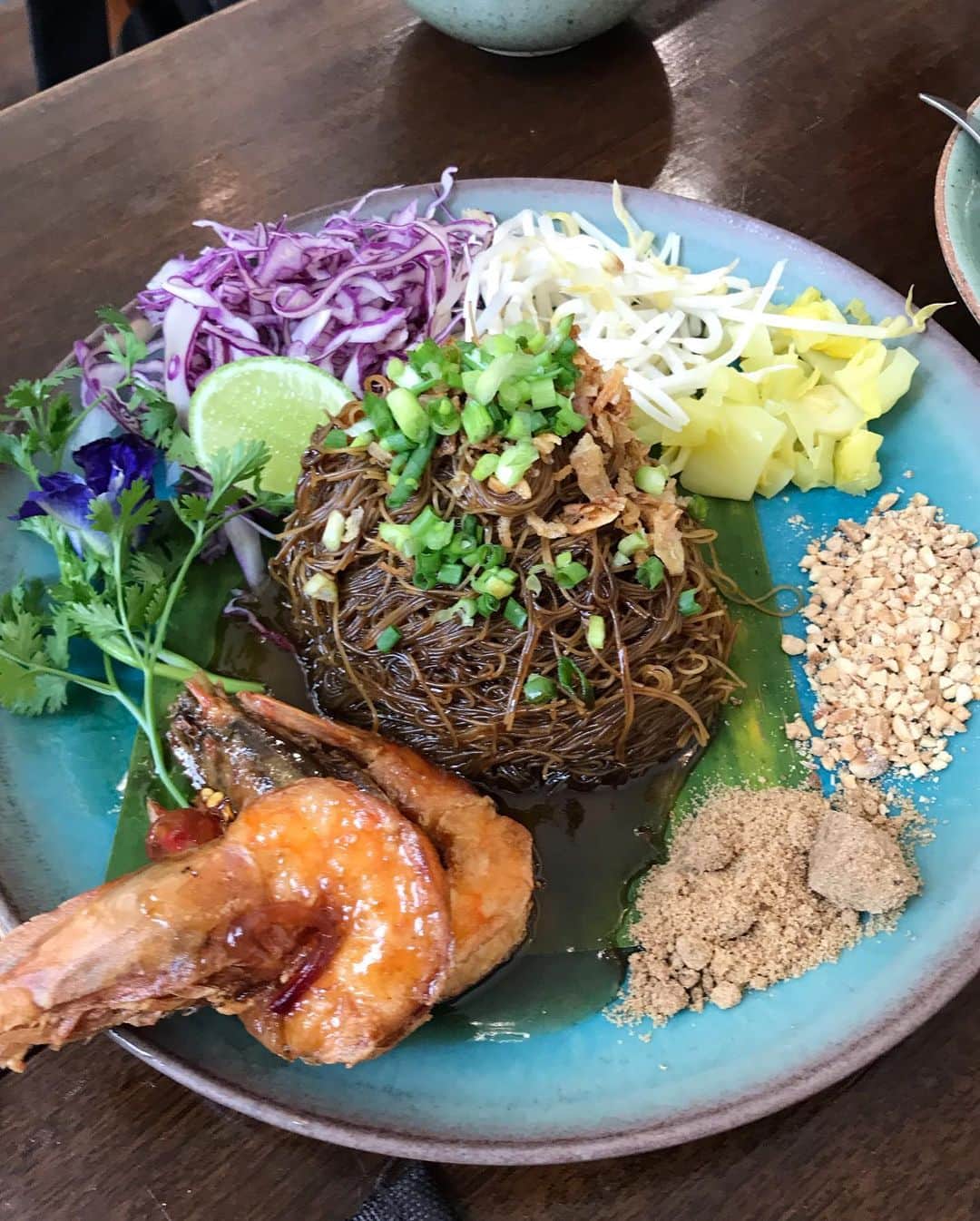 Li Tian の雑貨屋さんのインスタグラム写真 - (Li Tian の雑貨屋Instagram)「Now you see me now you don’t 👻 Interesting way of serving something called fried white rice noodles with tamarind sauce which is more or less equivalent to “pad Thai” deconstructed 😋 thankfully we didn’t mix everything in cos u see that pile of brown sand between the prawns and coarse peanuts? That’s shuuu-gar • • • • • #dairycreameatsthai #thailand #chiangmai #travel #igersjp #chiangmaithailand #yummy #igfood  #foodporn  #instafood #vscofood #bonappetit #delicious  #sgfoodies  #delicious #cafe #sgtravel #gourmet #thai #thaifood #thailandtravel  #chiangmaicafe #lunch #musttry」4月10日 13時44分 - dairyandcream