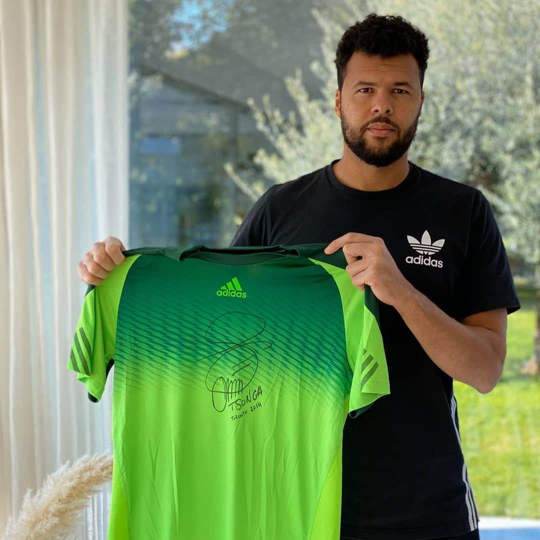 ジョー＝ウィルフリード・ツォンガのインスタグラム：「N’oubliez pas que mon maillot dédicacé et porté lors de ma victoire à Toronto en 2014 est aux enchères au profit de la @fondationhopitaux (suivez le lien dans ma bio pour participer avant dimanche 10h) 😇 Merci encore au personnel hospitalier qui se bat tous les jours pour sauver des vies 🙏🏽👏🏽 #TsongaTeam #HomeTeam #Fondation #stayhome #restezchezvous」