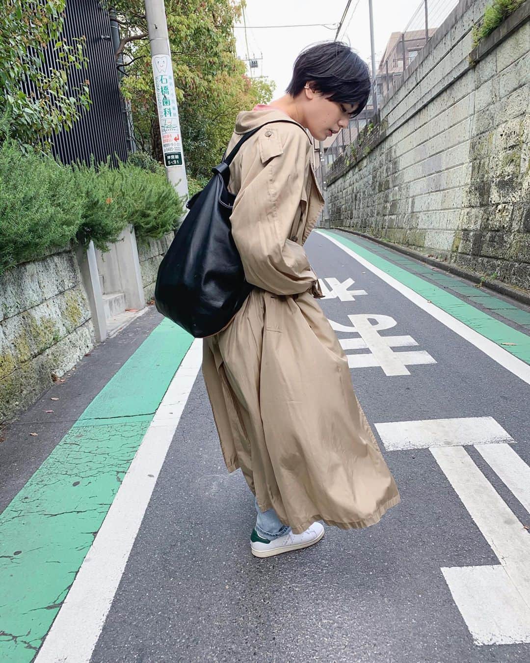 石川瑠利子のインスタグラム：「. . いつかの1枚。 お気に入りの @luik0121 のトレンチコート🧥 usedだけど状態がすごく良くて、何よりしわになりにくい素材なのが助かる😎✨ . . #fashion #code #luik #aeta #spring」