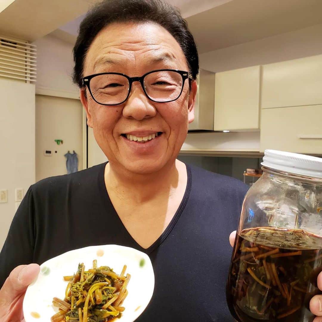 梅沢富美男さんのインスタグラム写真 - (梅沢富美男Instagram)「お家ごもりで主夫してます 山葵の花が売っていたので山葵の醤油漬けつくりました。 山葵の醤油漬けと焼きロッピーで一杯やりながら料理してます。  山葵の醤油漬けのレシピは次回公開！」4月10日 19時17分 - tomioumezawa