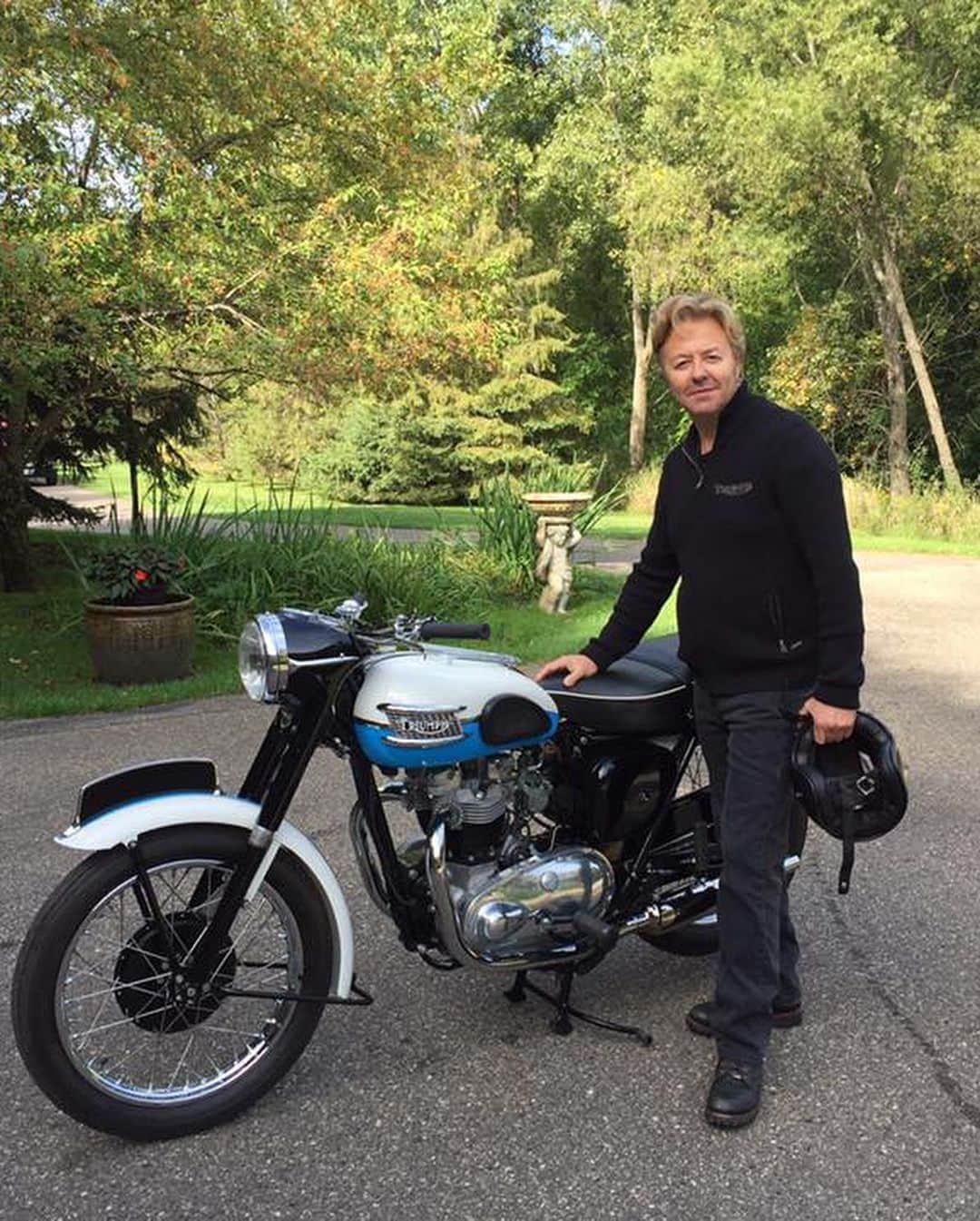 KIYOさんのインスタグラム写真 - (KIYOInstagram)「Happy birthday! #BrianSetzer #bsagoldstar も似合ってますよ‼︎ #StrayCats #triumph #t120r #bonneville #60s #1960s #650twin #amalcarb #bikestagram #bonnie #britbike #britishmotorcycles #caferacer #classicmotorcycles #classicbike #lewisleathers #madeinengland #rocker #rockers #unitconstruction #t120 #tonup #tonupboys #triumphmotorcycles #vintagetriumph」4月10日 19時17分 - kiriko009