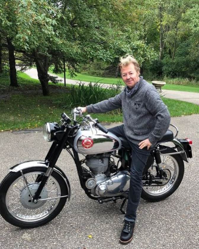 KIYOさんのインスタグラム写真 - (KIYOInstagram)「Happy birthday! #BrianSetzer #bsagoldstar も似合ってますよ‼︎ #StrayCats #triumph #t120r #bonneville #60s #1960s #650twin #amalcarb #bikestagram #bonnie #britbike #britishmotorcycles #caferacer #classicmotorcycles #classicbike #lewisleathers #madeinengland #rocker #rockers #unitconstruction #t120 #tonup #tonupboys #triumphmotorcycles #vintagetriumph」4月10日 19時17分 - kiriko009