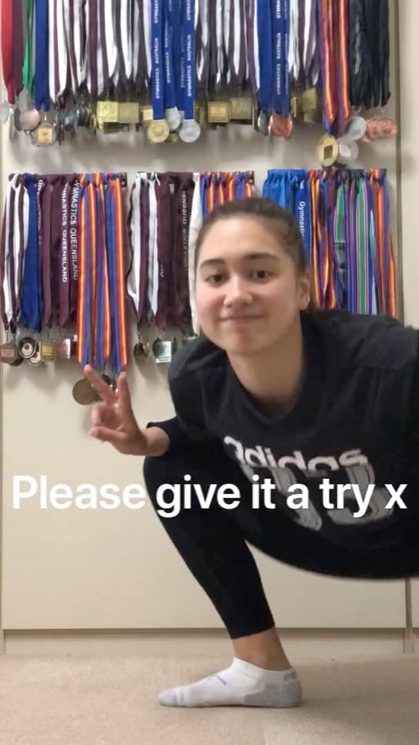 ベネット・マヤのインスタグラム：「As requested I have put together a quick 15minute abdominal workout that can be done in a small space. Give this a go and you will definitely feel the burn 🔥」